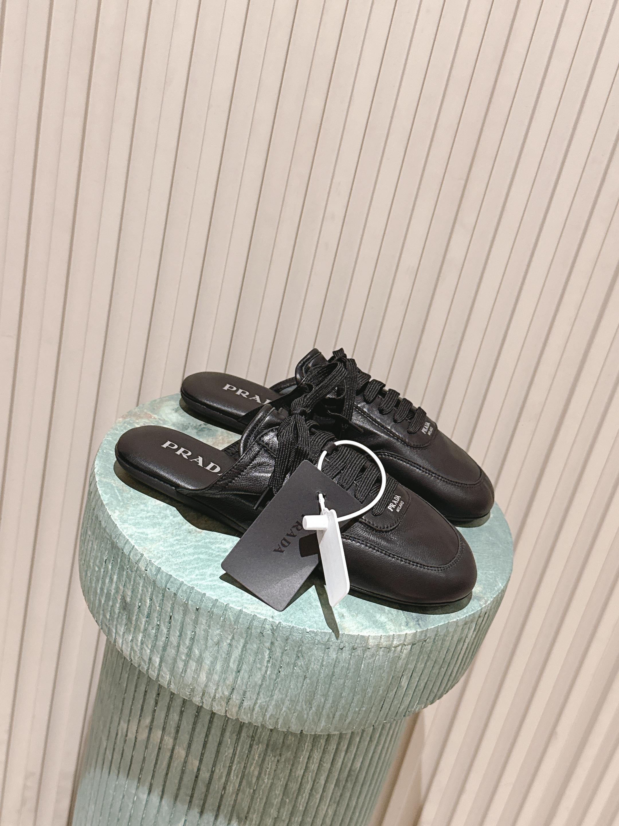 NO:593177,Top version:: Baotou slippers Prada Prada P home 26ssfw~new new lace-up Mary Jane casual shoes, ballet shoes, small leather shoes and half slippers, low-key luxury slippers, the best choice for the rich!  The soft rubber sole is known as the feeling of stepping on clouds ~ 100% comfort. The delicate suede upper makes the shoe shape full of wrapping, soft and textured!  Full of high-end feel!  Upper cowhide lining imported sheepskin sole original molded tpu Size 35-39 (40.41 customized non-returnable), half slippers, prada, prada, mary jane, slippers, cowhide, sheepskin19860909顶级版本:: 包头拖Prada普拉达P家26ssfw～new新款系带玛丽珍休闲鞋芭蕾舞鞋小皮鞋半拖鞋 低调奢华懒人鞋,富人的不二选择！ 软胶底素有踩云感之称～舒适度百分百 细腻反绒皮鞋面,鞋型包裹感十足,柔和而有质感！高级感满满！ 鞋面 牛皮 内里 进口羊皮 鞋底 原版开模tpu Size 35-39（40.41定制不退换）,半拖单鞋,prada,prada,mary jane,slippers,cowhide,sheepskin,Women's Shoes