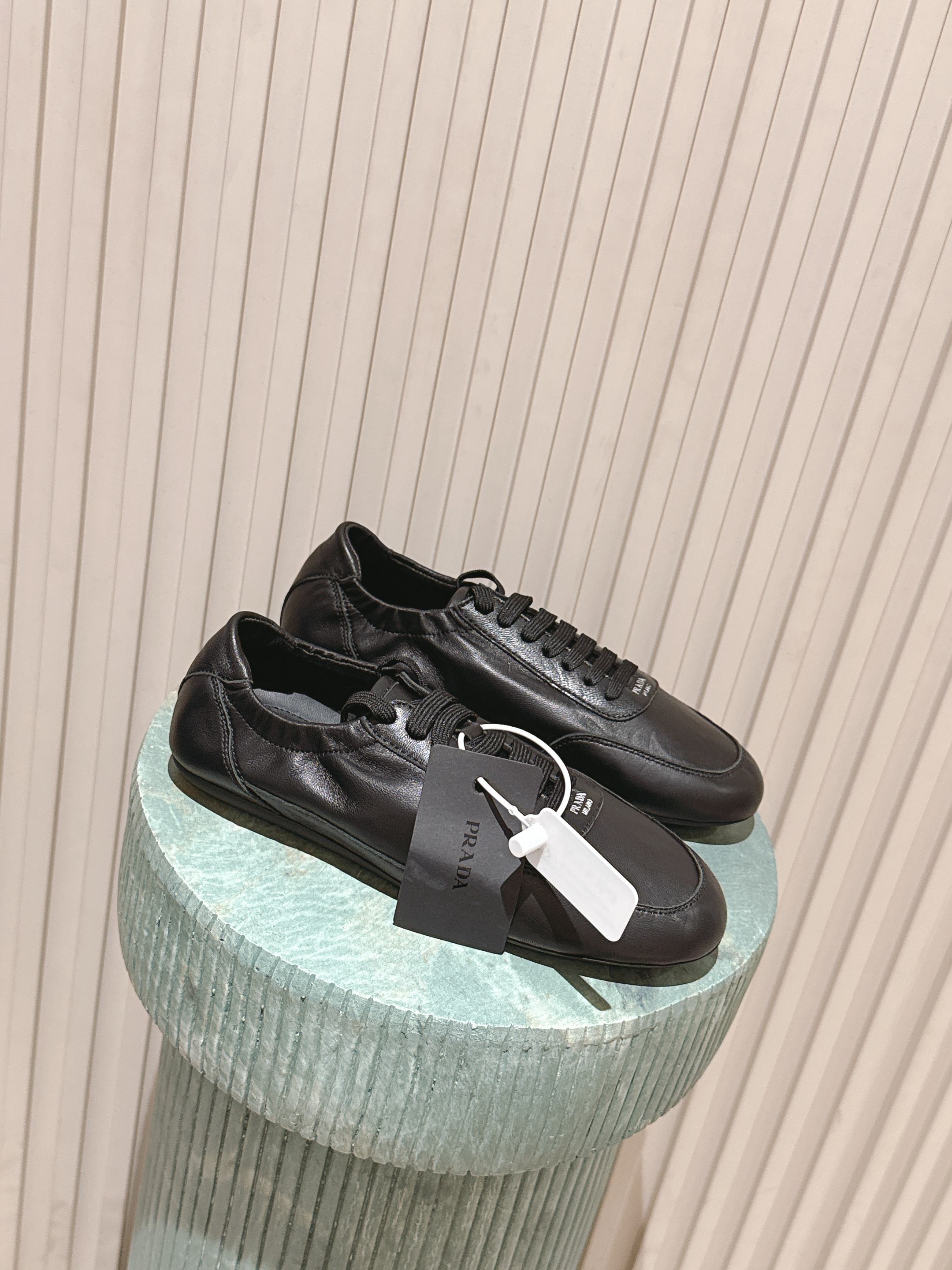 NO:593179,Top version: Prada Prada P Home 26ssfw~new new lace-up Mary Jane casual shoes, ballet shoes, small leather shoes, low-key luxury slip-ons, the best choice for the rich!  The soft rubber sole is known as the feeling of stepping on clouds ~ 100% comfort. The delicate suede upper makes the shoe shape full of wrapping, soft and textured!  Full of high-end feel!  Upper cowhide lining imported sheepskin sole original molded tpu Size 35-39 (40.41 customized non-returnable), half slippers, prada, prada, mary jane, cowhide, sheepskin19860909顶级版本:Prada普拉达P家26ssfw～new新款系带玛丽珍休闲鞋芭蕾舞鞋小皮鞋,低调奢华懒人鞋,富人的不二选择！ 软胶底素有踩云感之称～舒适度百分百 细腻反绒皮鞋面,鞋型包裹感十足,柔和而有质感！高级感满满！ 鞋面 牛皮 内里 进口羊皮 鞋底 原版开模tpu Size 35-39（40.41定制不退换）,半拖单鞋,prada,prada,mary jane,cowhide,sheepskin,Women's Shoes
