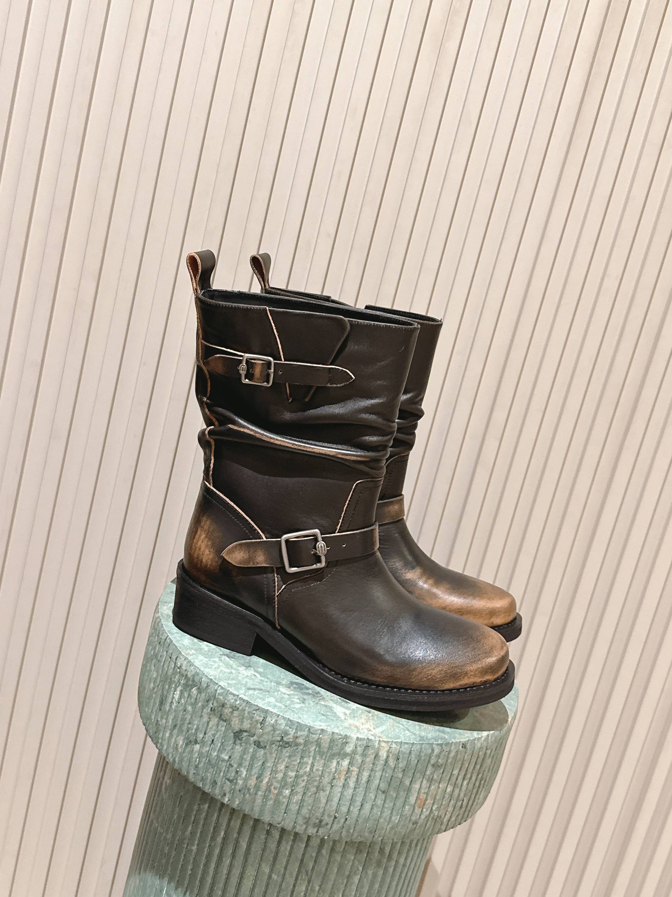 NO:593174,The top version of ICE DUST designer brand autumn and winter latest retro leather boots. Pile boots. Many celebrity fashion bloggers have planted grass. The most popular body partition design at the moment. Combined with Maillard color leather to create a neutral casual style. Full of cool yet casual. The pile of boots has a very fashionable and high-end feel. Can be matched with various styles of clothes. The upper is imported polished calfskin. The original open-molded anti-slip outsole Size35-41 (40  41 Custom-made (no return or exchange), boots, boots, cowhide19860909顶级版本 ICE DUST设计师品牌秋冬最新款复古皮靴 堆堆靴  超多明星时尚博主种草 当下最流行的型体隔板设计 结合美拉德色系皮料 打造中性休闲风格 酷感十足又不失随性 靴筒的堆堆感 极具时尚高级感 可搭配各种风格衣服 鞋面进口擦色小牛皮 原版开模防滑大底 Size35-41（40 41订做不退换）,靴子,boots,cowhide,Women's Shoes