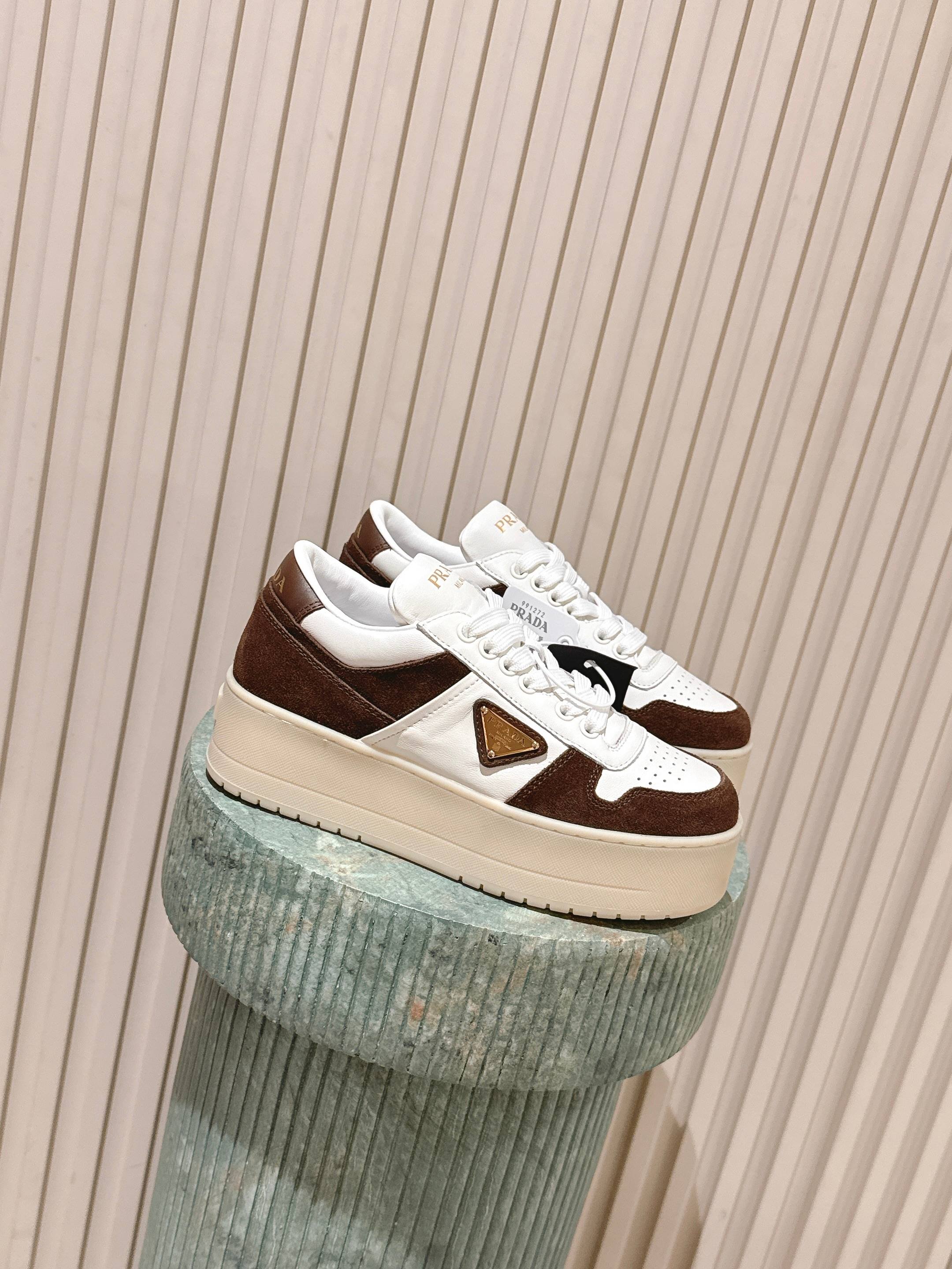 NO:593172,Top version: prad* 25ss pjia 25 spring and summer thick-soled white shoes (Dexun style) suede and smooth leather in contrasting colors, with a good sense of detail and triangle logo embellishment, simple and advanced!  The key is to make the upper legs look longer, easily elongating the legs and showing off the legs!  size 35-41, casual shoes/sports shoes, prada, sneakers, chamois leather19860909顶级版本:prad* 25ss p家25春夏厚底小白鞋（德训风格） 麂皮和光面皮拼接撞色,细节感跟好 三角标点缀,简单高级！关键上脚超显腿长,轻松拉长腿部显腿！ size 35-41,休闲鞋/运动鞋,prada,sneakers,chamois leather,Women's Shoes