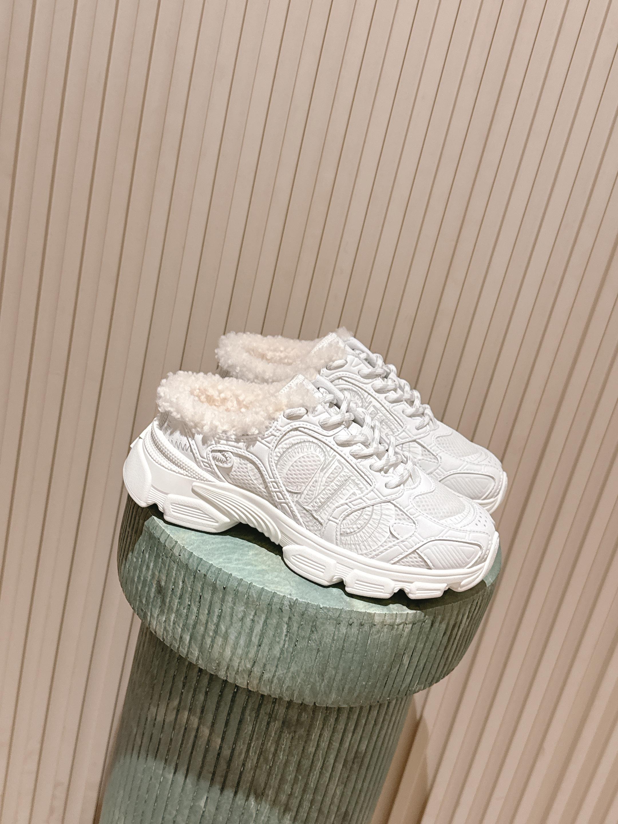 NO:593168,Top version: Dio* plush-lined dad shoe series. The shoe shape is the outline of a dad shoe, combining breathable mesh fabric and thick rubber outsole. The shoe opening is filled with wool lining, which has both fashion sense and winter warmth. The shoe body has tough lines and is available in multiple colors to meet simple or personalized matching needs. It combines the 'trend sense of street dad shoes' and the 'warmth attribute of plush lining' and is suitable for autumn and winter. It is suitable for casual scenes and can optimize body proportions through the thick sole design.  Cowhide upper, wool lining, outsole, original molded outsole, increased by 6cm, women's size 35-41, men's size 39-45 (customized sizes 40-45 are non-refundable), dad shoes, dior, cowhide19860909顶级版本:Dio* 毛绒内里老爹鞋系列 鞋型为老爹鞋轮廓,结合透气网眼布与厚底橡胶大底,鞋口处填充羊毛内里,兼具潮流感与冬季保暖性. 鞋身线条硬朗,多色可选,满足简约或个性的搭配需求.融合“街头老爹鞋的潮流感”与“毛绒内里的温暖属性”,适合秋冬季节,既适配休闲场景,又能通过厚底设计优化身材比例. 鞋面牛皮 内里羊毛 大底原版开模大底 增高6cm size女码35-41码 男码39-45码（40-45码定制不退换）,老爹鞋,dior,cowhide,Women's Shoes