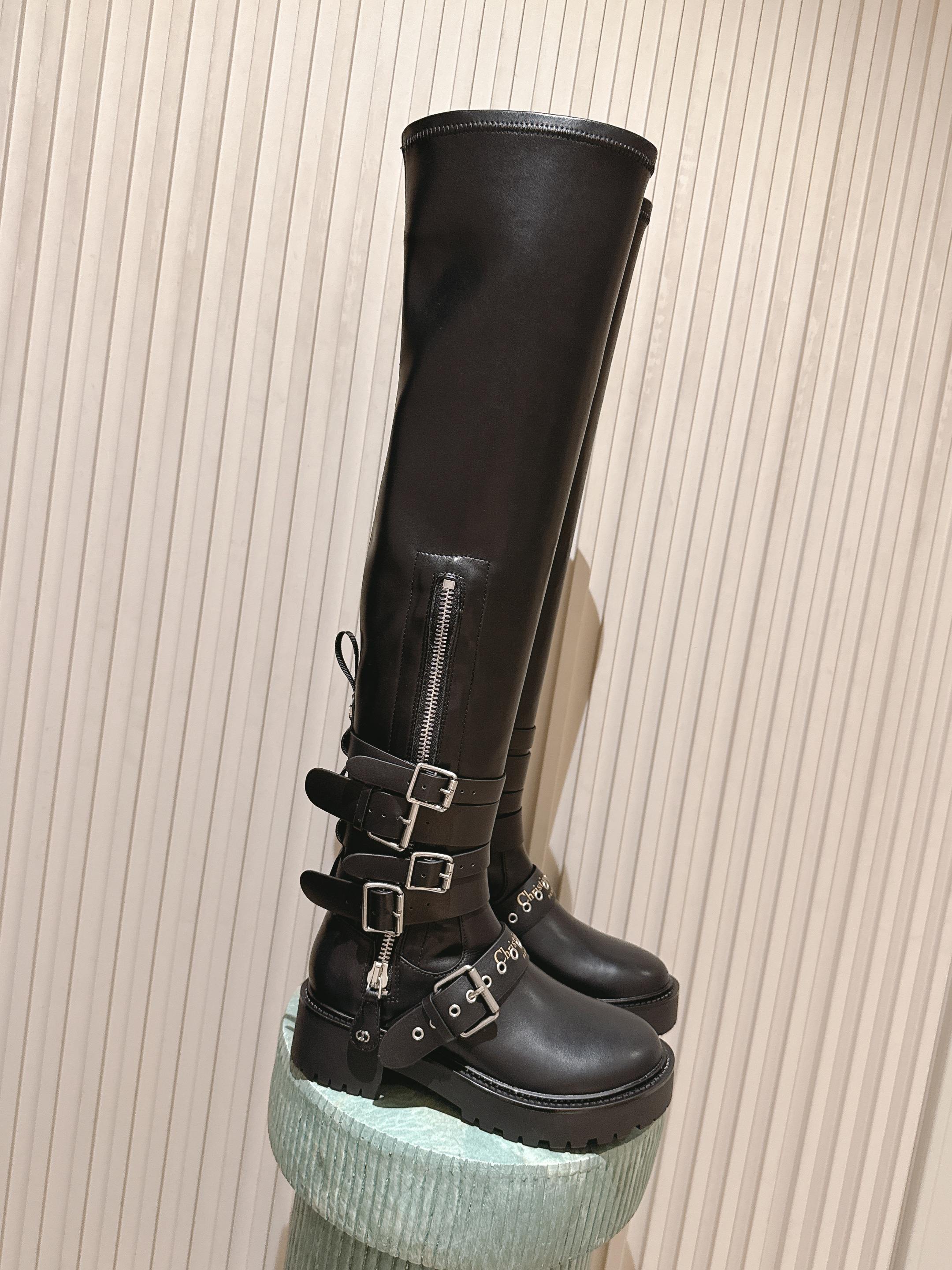 NO:593166,Top version: The highest version of Dior Dior 25 autumn and winter Fengshen combat boots Martin boots. Elastic over-the-knee super cool and stylish. Ingeniously matched with multi-layered belt buckles to highlight the trendy and avant-garde style. Handsome and stylish, with a sporty and fashionable style. Fabric: original customized cowhide. Lining: cowhide. Outsole: original molded rubber sole, Size: 35-40 yards., boots, dior, dior, boots, cowhide19860909顶级版本:最高版本 Dior迪奥25秋冬封神战靴马丁靴 弹力过膝超酷飒有范儿 匠心搭配多层条皮带扣 彰显潮流前卫风格 帅气有型 焕发运动时尚型格 面料:原版定制牛皮 内里:牛皮 大底:原版开模橡胶底,Size:35－40码.,靴子,dior,dior,boots,cowhide,Women's Shoes