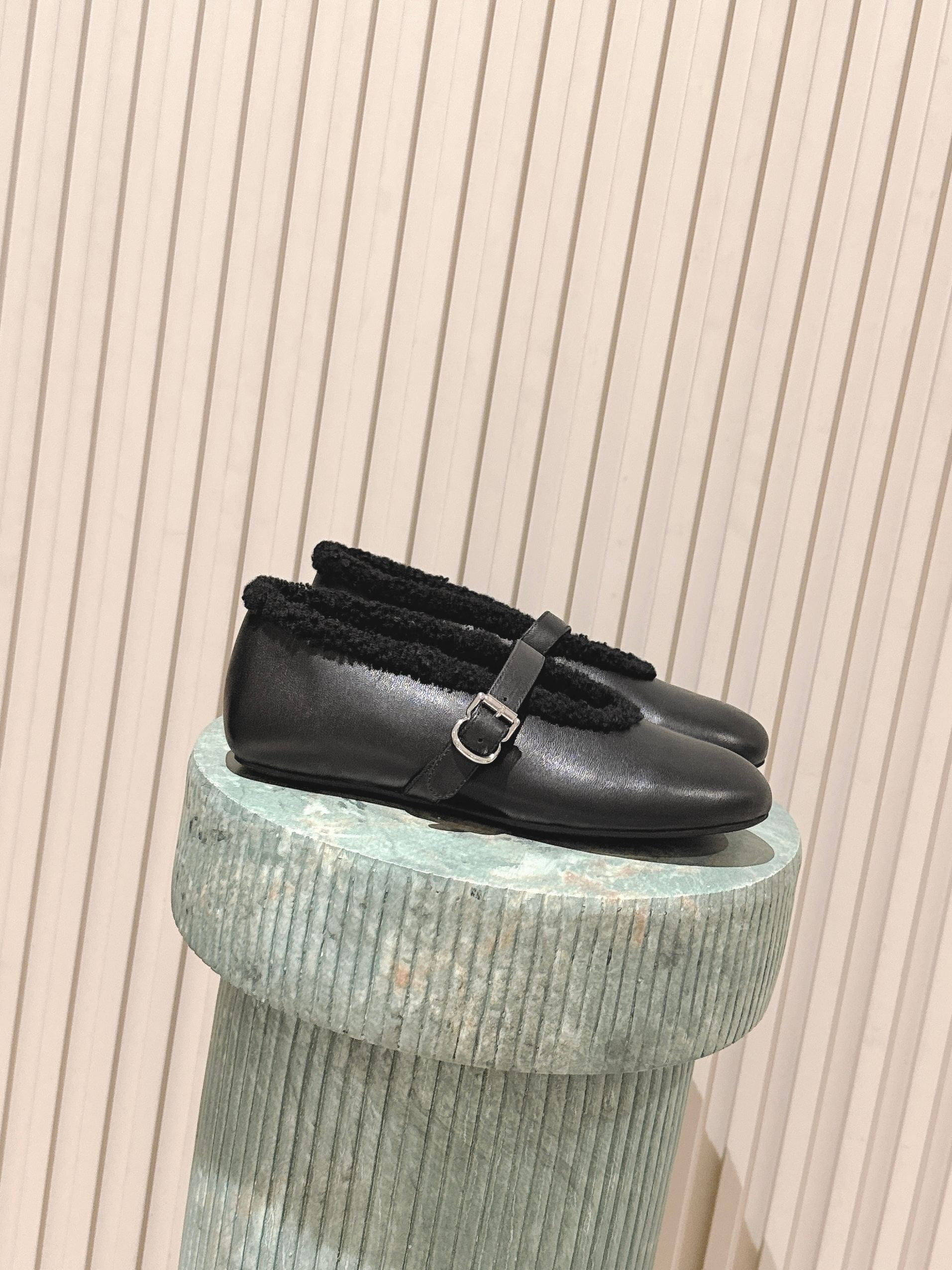 NO:647206,The top version of Yangjing: Patent leather: ALAiA | The first pair of beautiful shoes to ring in autumn and winter. They are so warm and cute. The suede sheepskin upper and fur are integrated into the lining. They feel so comfortable. New equipment for the season, new ballet shoes. I can’t wait to take them home. #Alaia Alaia #ALAiA #alaia size 35-41, fur shoes, alaia, sheepskin, sheep19860909顶级版本羊京:漆皮:ALAiA｜敲响秋冬的第一双美鞋 暖呼呼的别太可爱了吧 反绒羊皮鞋面,皮毛一体内里,脚感太舒服啦 换季新装备,新款芭蕾舞鞋 啊迫不及待要把它接回家啦 #Alaia 阿莱亚 #ALAiA #alaia size 35-41,毛毛鞋,alaia,sheepskin,sheep,Women's Shoes