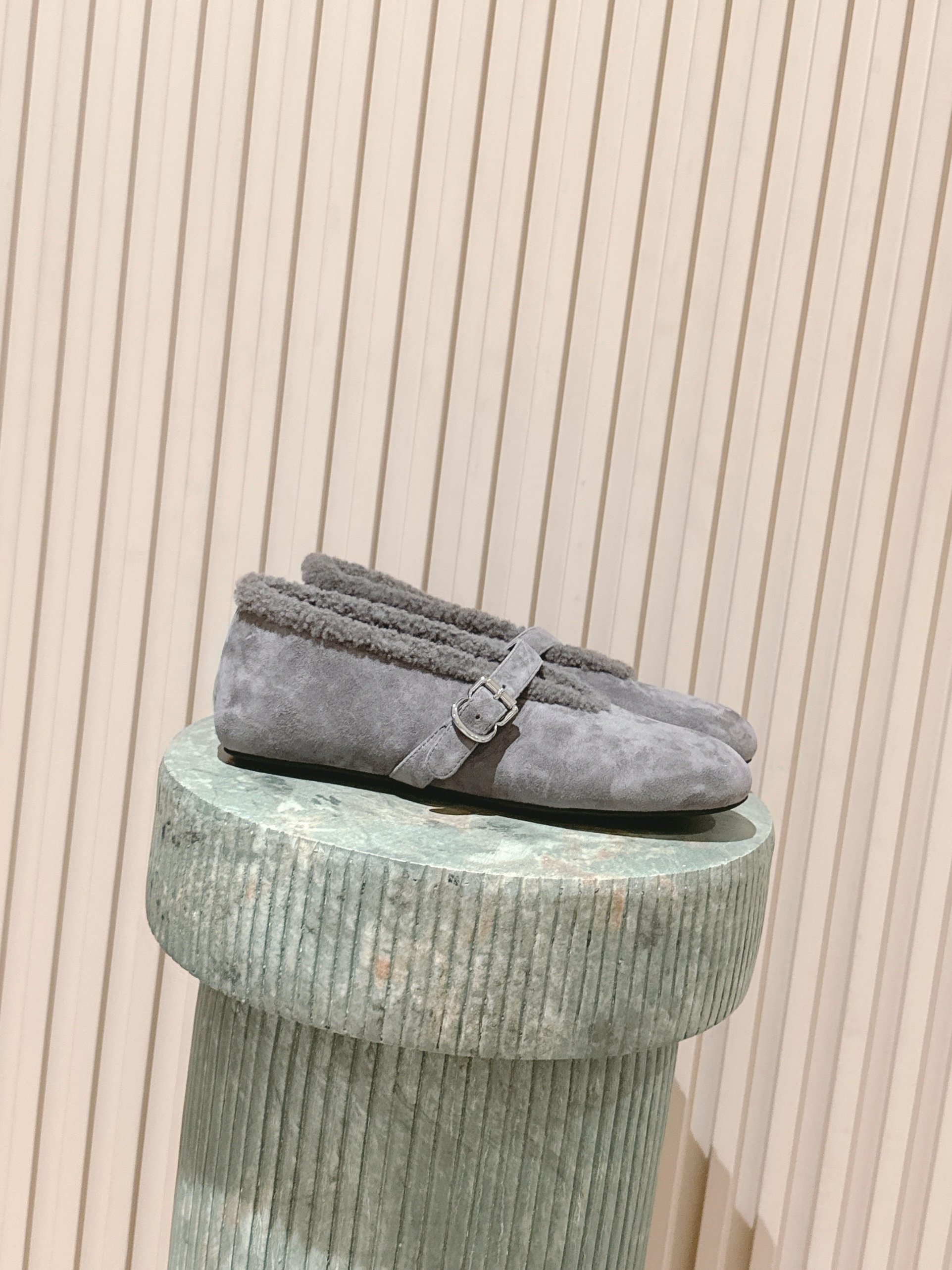 NO:593164,The top version of Yangjing: Patent leather: ALAiA | The first pair of beautiful shoes to ring in autumn and winter. They are so warm and cute. The suede sheepskin upper and fur are integrated into the lining. They feel so comfortable. New equipment for the season, new ballet shoes. I can’t wait to take them home. #Alaia Alaia #ALAiA #alaia size 35-41, fur shoes, alaia, sheepskin, sheep19860909顶级版本羊京:漆皮:ALAiA｜敲响秋冬的第一双美鞋 暖呼呼的别太可爱了吧 反绒羊皮鞋面,皮毛一体内里,脚感太舒服啦 换季新装备,新款芭蕾舞鞋 啊迫不及待要把它接回家啦 #Alaia 阿莱亚 #ALAiA #alaia size 35-41,毛毛鞋,alaia,sheepskin,sheep,Women's Shoes