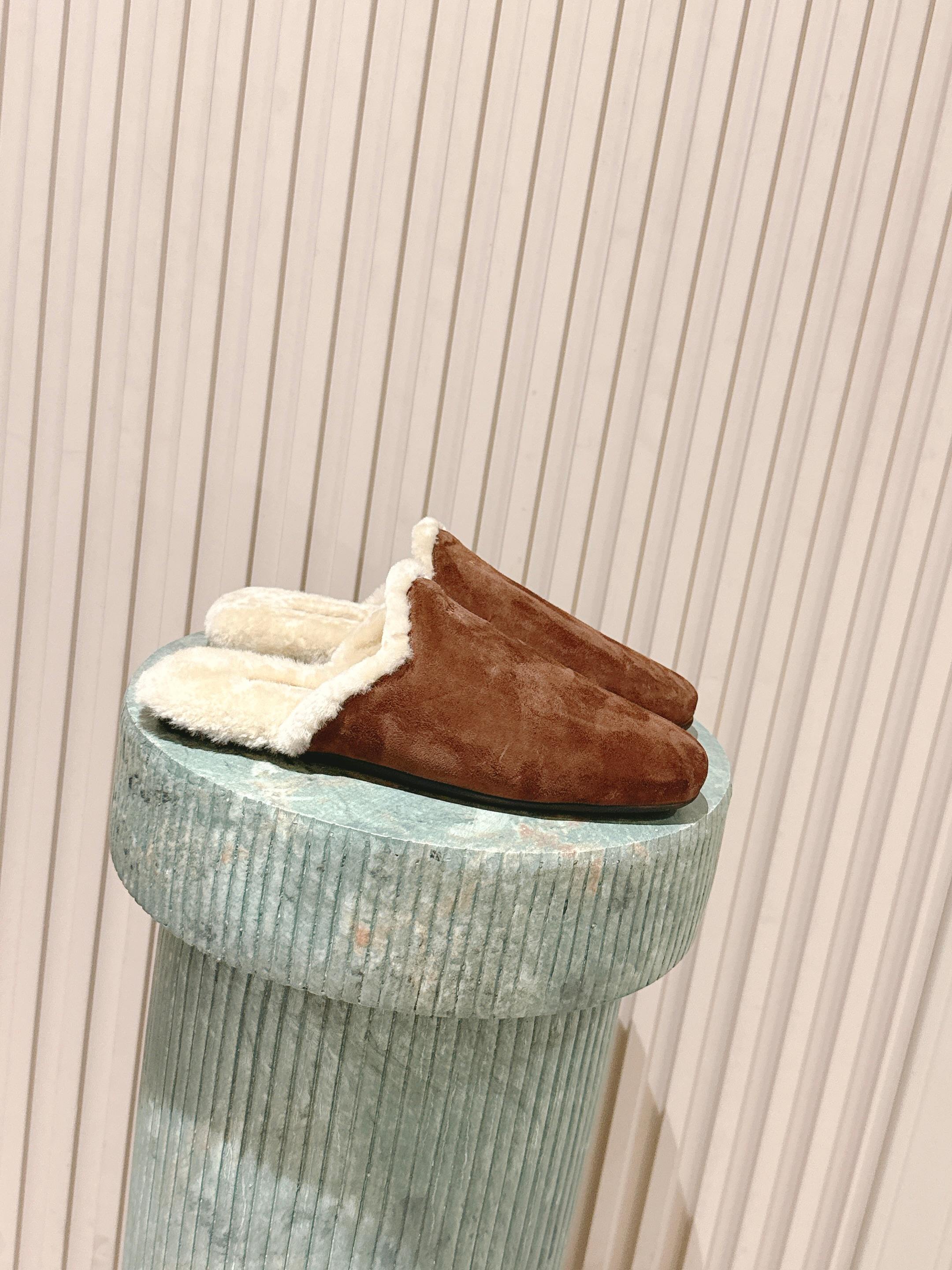 NO:593162,Top version: PRAD* 25ss Prada's new autumn and winter plush mules combine luxurious texture with comfortable and casual feeling. The upper is made of high-grade leather/suede material. The plush design at the shoe mouth not only adds a warm visual effect but also improves the wearing comfort experience. The PRADA brand logo on the shoe body highlights the brand style, and the overall presentation is a retro and fashionable light luxury style.  As mule shoes, they are easy to put on and take off; the plush material saves energy and provides a certain degree of warmth in autumn and winter, and is suitable for indoor and outdoor short-term wear, both beautiful and practical. The upper is made of beaded cowhide/cow suede, the lining is wool, the outsole is rubber outsole, Size 35-40, semi-slip fur shoes, prada, prada, cowhide, chamois leather19860909顶级版本:PRAD* 25ss普拉达秋冬新款毛绒穆勒鞋 融合了奢华质感与舒适休闲感,鞋面采用高级皮革/麂皮材质,鞋口处的毛绒设计既增添了温暖的视觉效果,又提升了穿着的舒适体验,鞋身的PRADA品牌标识彰显品牌格调,整体呈现出复古又时尚的轻奢风格. 作为穆勒鞋,穿着方便易穿脱；毛绒材质在秋冬季节能提供一定的保暖性,适合室内外短时间穿着,兼具美观与实用性. 鞋面开标珠牛皮/牛反绒 内里羊毛 大底橡胶大底 Size35-40码,半拖毛毛鞋,prada,prada,cowhide,chamois leather,Women's Shoes