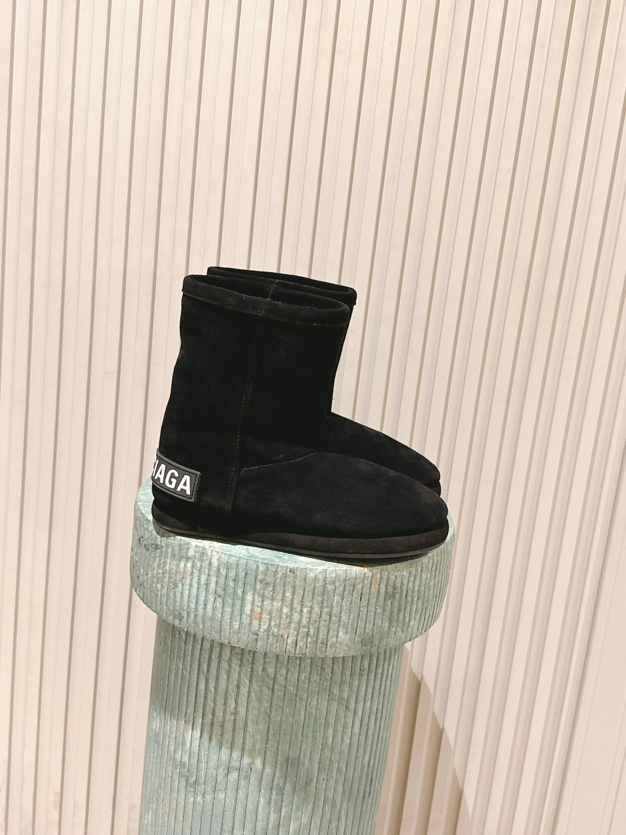 NO:593160,Top version: BALENCIAGA Balenciaga ski series skiwear's latest Alaska snow boots BALENCIAGA Balenciaga ski series skiwear's latest Alaska snow boots Authentic purchase, development and perfect reproduction The designer launched to explore the concept of originality and appropriation in the fashion industry, paying tribute to inheritance and classics with a new series, breaking the conventional design with the iconic Balenciaga abstraction, colliding with new ideas that are witty and harmonious, replicating the original one to one. Fabric original frosted cowhide Wool lining Outsole  Original molded soles, women's sizes 35-40 (40 non-returnable, non-replaceable), perfect reproduction. The designer explores the concept of originality and appropriation in the fashion industry, pays homage to heritage and classics with a new series, breaks the conventional design with the iconic Balenciaga abstraction, and collides with new ideas that are witty and harmonious. The original version is reproduced one to one. Material: Original frosted cowhide. Wool lining. Outsole. Original molded sole.  Size women's 35-40 (40 is non-refundable and non-exchangeable), snow boots, balenciaga, balenciaga, boots, cowhide19860909顶级版本:BALENCIAGA巴黎世家滑雪系列skiwear最新款阿拉斯加雪地靴 BALENCIAGA巴黎世家滑雪系列skiwear最新款阿拉斯加雪地靴 正品购入开发 完美复刻 设计师推出探索时尚界对于原创与挪用的概念、以全新系列致敬传承与经典,以标志性Balenciaga抽象打破常规设计 碰撞出诙谐又和谐的新创意、原版一比一复刻 面料原版磨砂牛皮 羊毛内里 大底 原版开模鞋底 码数女35-40(40不退不换) 完美复刻 设计师推出探索时尚界对于原创与挪用的概念、以全新系列致敬传承与经典,以标志性Balenciaga抽象打破常规设计 碰撞出诙谐又和谐的新创意、原版一比一复刻 面料原版磨砂牛皮 羊毛内里 大底 原版开模鞋底 码数女35-40(40不退不换),雪地靴,balenciaga,balenciaga,boots,cowhide,Women's Shoes