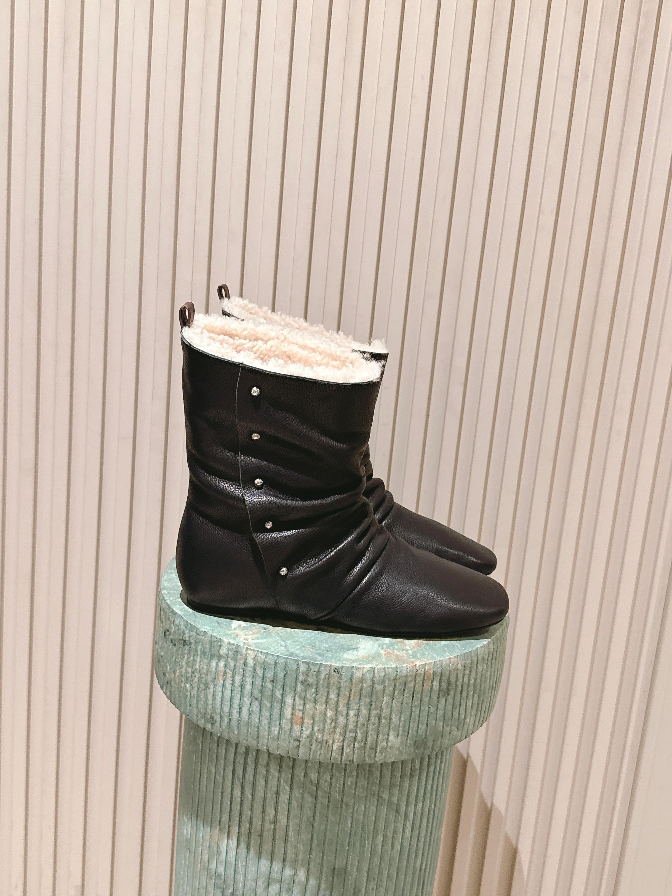 NO:593200,The top version of Louis Vuitton 2025 autumn and winter pleated boots, simple and advanced!  The pleated design of the boots is super layered, and the lambswool lining is super warm, which is just right for autumn and winter. The flat design is very comfortable for daily commuting or leisure. It goes well with jeans, sweaters, and jackets, and it is easy to create an elegant and casual style ~ Continuing LV travel aesthetics, it is both fashionable and practical, a must-have for fashionistas!  Upper cowhide, lining wool, sole original leather outsole Size: 35-39 (customized for 40), boots, louis vuitton, louis vuitton, boots, jeans, jackets & coats, sweaters, cowhide, Leather soles19860909顶级版本 Louis Vuitton 2025秋冬褶皱靴,简约又高级！靴筒褶皱设计超有层次感,内里羊羔绒超暖和,秋冬穿刚刚好.平底设计,日常通勤或休闲都很舒适,搭配牛仔裤、毛衣、外套都很出彩,轻松打造优雅随性风～延续LV旅行美学,时尚与实用兼具,时髦精必入！ 鞋面牛皮 内里垫脚羊毛 鞋底原版真皮大底 Size: 35-39（40定做）,靴子,louis vuitton,louis vuitton,boots,jeans,jackets & coats,sweaters,cowhide,Leather soles,Women's Shoes