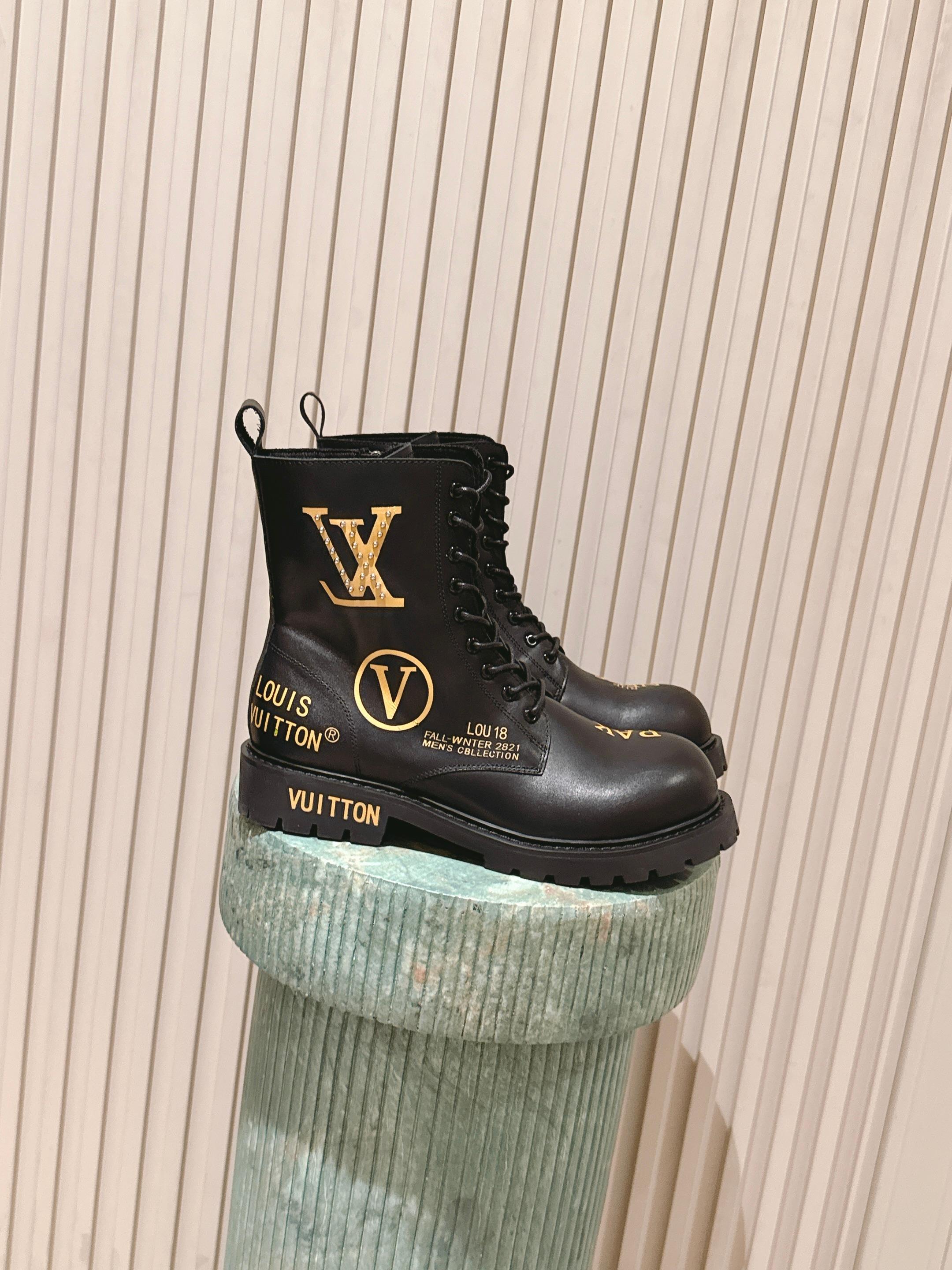 NO:593199,Top version: LV donkey brand 25ss new autumn and winter thick-soled Martin boots short boots, last-shaped and versatile, slim feet yyds. Three-dimensional and full shape, full of temperament, comfortable on the feet, very retro style, full of aura... Upper cowhide, lining sheepskin, sole original rubber outsole Size: 35-39 (customized for 40), boots, louis vuitton, louis  vuitton,boots,cowhide,sheepskin19860909顶级版本:LV驴牌 25ss 新款秋冬厚底马丁靴短靴 楦型百搭瘦脚yyds.造型立体饱满,气质满满 上脚舒适 非常复古风、气场十足... 鞋面牛皮 内里垫脚羊皮 鞋底原版橡胶大底 Size: 35-39（40定做）,靴子,louis vuitton,louis vuitton,boots,cowhide,sheepskin,Women's Shoes