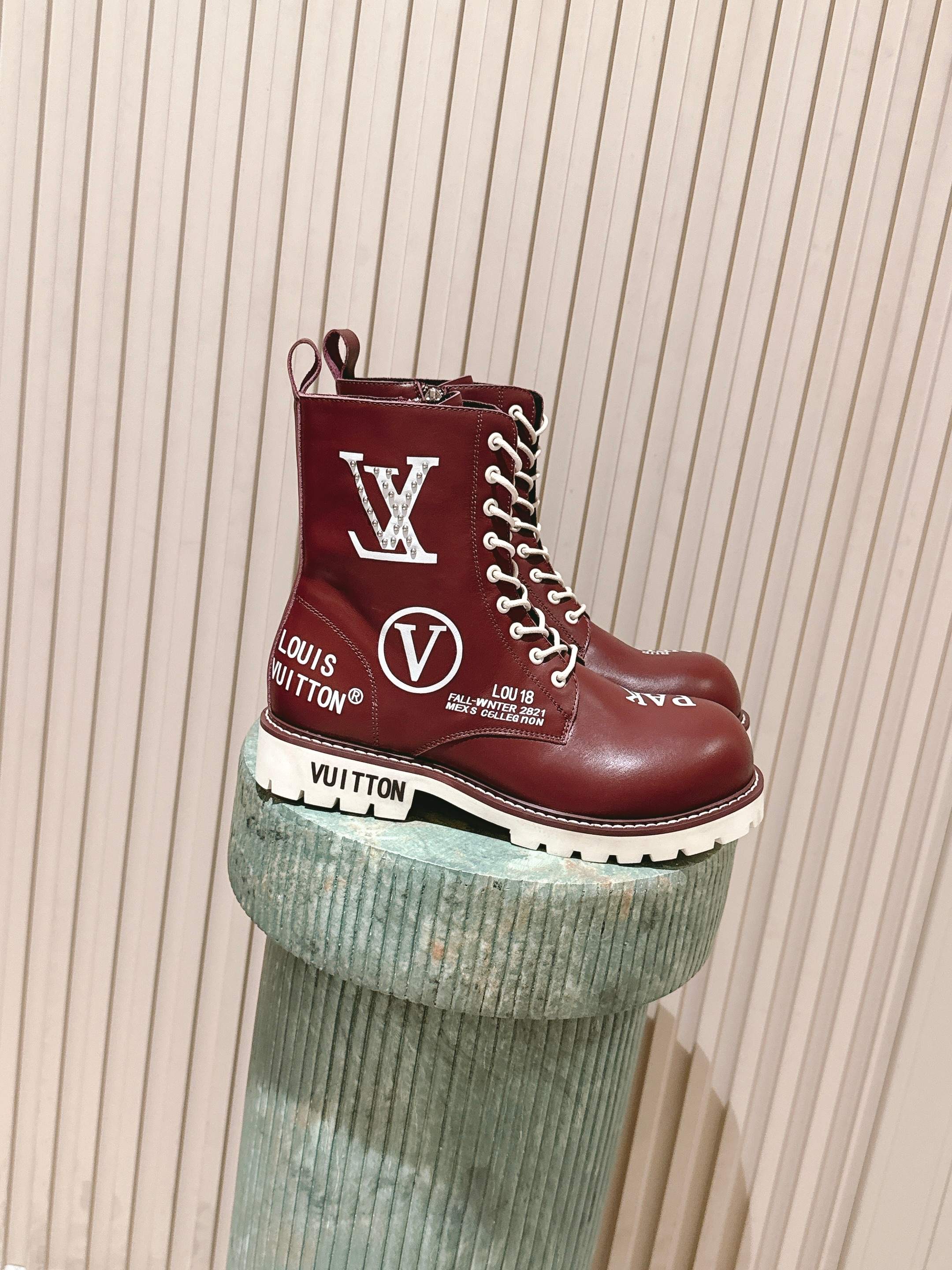 NO:593158,Top version: LV donkey brand 25ss new autumn and winter thick-soled Martin boots short boots, last-shaped and versatile, slim feet yyds. Three-dimensional and full shape, full of temperament, comfortable on the feet, very retro style, full of aura... Upper cowhide, lining sheepskin, sole original rubber outsole Size: 35-39 (customized for 40), boots, louis vuitton, louis  vuitton,boots,cowhide,sheepskin19860909顶级版本:LV驴牌 25ss 新款秋冬厚底马丁靴短靴 楦型百搭瘦脚yyds.造型立体饱满,气质满满 上脚舒适 非常复古风、气场十足... 鞋面牛皮 内里垫脚羊皮 鞋底原版橡胶大底 Size: 35-39（40定做）,靴子,louis vuitton,louis vuitton,boots,cowhide,sheepskin,Women's Shoes