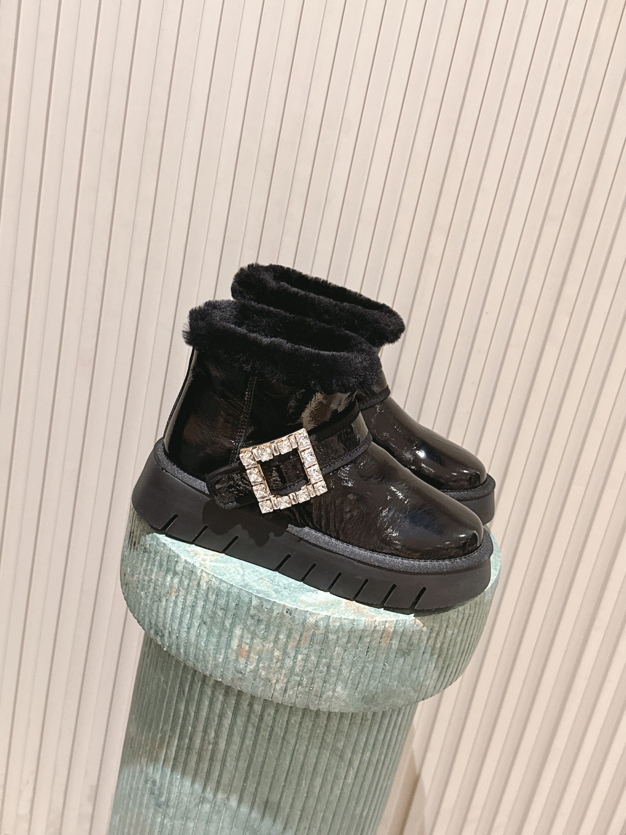 NO:593175,Top version: Roger vivor | RV 25 WF new square diamond buckle thick-soled snow boots. The iconic square rhinestone buckle is the focus of the visual. The diamond decoration is as bright as a star. The geometric balance of straight edges and rounded corners hides the brand's design philosophy for more than half a century. It is just like the independent and gentle posture of women. The uppers are carved with Italian craftsmanship and wrapped with imported sheep wool from Australia. Each step is filled with spring-like warmth.  The thick-soled design hides ingenuity and is a blessing for little people. It not only continues the fashion tension of the brand's thick-soled shoes, but also uses rubber foam outsole to build a solid non-slip foundation. It is not only a warm tool to resist the cold, but also the finishing touch to brighten the style, allowing the light of the classic square buckle to continue to shine in the cold winter. size35-41 (4041 customization), half-drag snow boots, roger vivor, boots19860909顶级版本:Roger vivier | RV 25 WF新品方钻扣厚底雪地靴 标志性方形水钻扣是视觉焦点 钻饰星辰般的璀璨 直边与圆角的几何平衡里 藏着品牌半个多世纪的设计哲思 恰如女性独立而温婉的姿态 意大利匠心工艺雕琢的鞋面 与澳洲进口绵羊毛内里包裹 让每一步都踏在春日般的暖意中 厚底设计暗藏巧思 堪称小个子福音 既延续品牌厚底鞋履的时尚张力 又以橡胶发泡大底筑牢防滑根基 它既是抵御严寒的保暖利器 亦是点亮造型的点睛之笔 让经典方扣的光芒 在寒冬里持续闪耀 size35-41（4041定制）,半拖雪地靴,roger vivier,boots,Women's Shoes