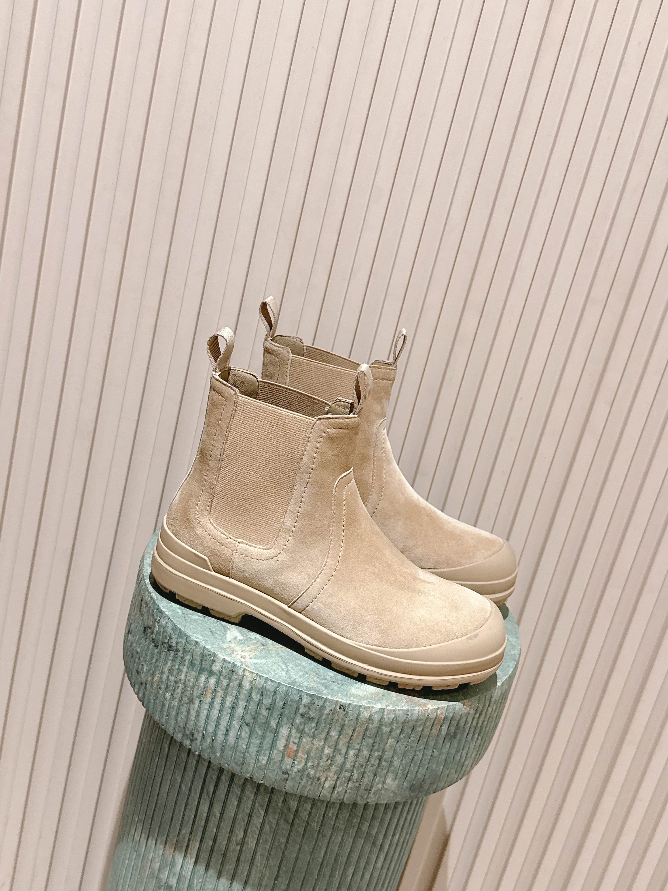 NO:593207,Top version Hermes F058 25ss new H's 2025ss new autumn and winter Chelsea short boots. The shoe shape is very good-looking, with the ultimate shape, very comfortable on the feet, and full of high-end feeling!  Fabric imported high mercerized cow suede/imported calfskin lining sheepskin lining outsole original molded rubber outsole top quality 35-40 (40 custom made, non-returnable), boots, hermes, hermes, boots, cowhide, sheepskin19860909顶级版本 Hermes 爱马仕F058 25ss new H家2025ss新款秋冬切尔西短靴 鞋型很好看,见到到极致的造型,上脚非常舒适,高级感十足！ 面料进口高丝光牛反绒/进口小牛皮 内里羊皮内里 大底原版开模橡胶大底 顶级品质35-40（40订做不退换）,靴子,hermes,hermes,boots,cowhide,sheepskin,Women's Shoes