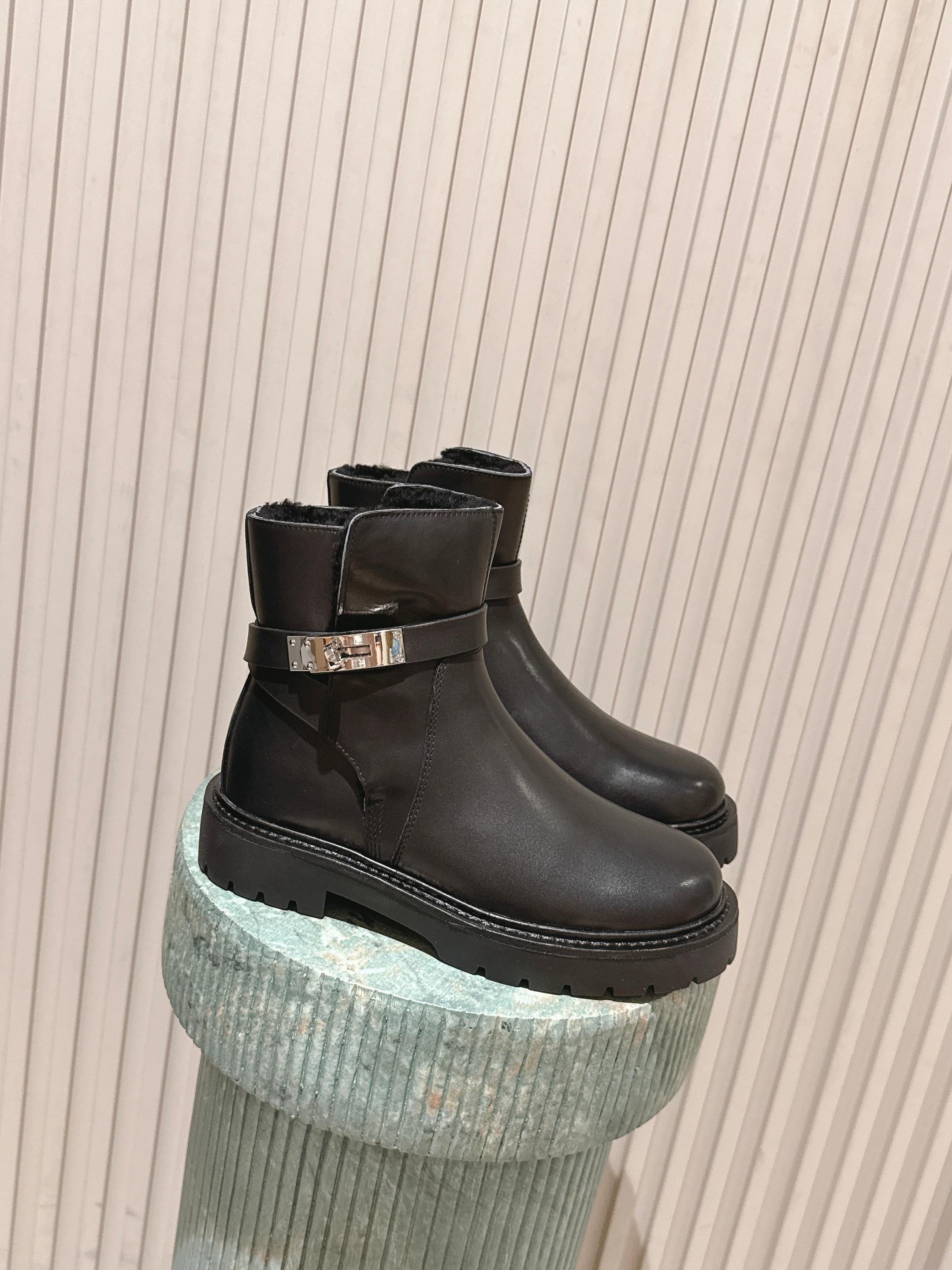 NO:593206,Top version: HERME*25ss autumn and winter plus velvet metal buckle Martin boots. The shoe body is equipped with metal buckle straps, which not only strengthens the sense of design, but also adjusts the straps to suit different foot shapes and leg circumferences to improve the fit. The brand's iconic exquisite details highlight the luxury recognition of Hermès. It is a short-leg boot type with a moderate height, which is convenient for movement and can moderately modify the ankle line;  The sole is designed with a thick sole, which not only ensures walking comfort, but also adds a sense of neatness, making it suitable for all kinds of outfits in autumn and winter. The overall style is both luxurious and practical, which can not only meet the warmth needs of daily travel, but also enhance the sophistication and high-end sense of the shape. The upper is made of fetal cowhide/fetal cowhide, the lining is wool, the outsole is TPU, and the genuine leather welt is increased by 4cm.  size 35-41 (customized sizes 40-41 are not returnable), boots, hermes, hermes, boots, cowhide19860909顶级版本:HERME*25ss 秋冬加绒款金属扣马丁靴 鞋身搭配金属扣饰绑带,既强化了设计感,又可通过调节绑带适配不同脚型与腿围,提升贴合度；品牌标志性的精致细节,彰显爱马仕的奢华辨识度.属于短筒靴型,靴筒高度适中,方便活动且能适度修饰脚踝线条； 鞋底为厚底设计,在保障行走舒适度的同时,增添了几分利落感,适配秋冬各类穿搭.整体风格兼具奢华感与实用性,既能满足日常出行的保暖需求,又能提升造型的精致度与高级感. 鞋面胎牛皮/胎牛绒 内里羊毛 大底TPU大底真皮沿条 增高4cm size35-41码（40-41码定制不退换）,靴子,hermes,hermes,boots,cowhide,Women's Shoes