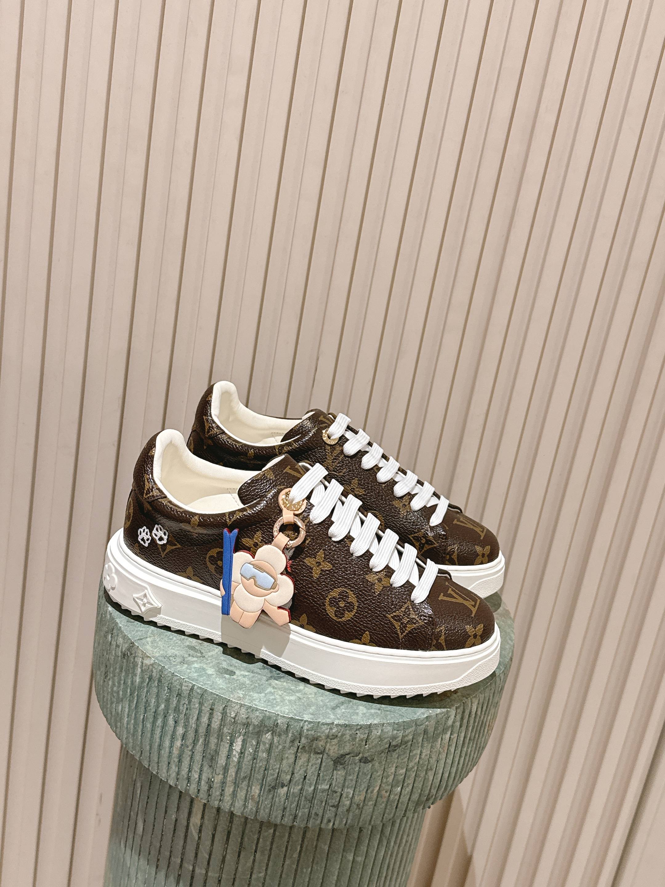 NO:593205,The top version of LV brand's 2025 new vivienne ski Christmas series pendant white shoes and thick-soled sneakers, with different styles but equally eye-catching. The classic old-fashioned fun pendants are smart and playful, and the white version has exquisite and eye-catching metal details. Each pair combines brand texture with trendy design. Whether it is on the street or at a fashion party, it can help you easily grasp the luxurious style and show your personality.  Regular size 35-41 (customized at 40.41), casual shoes/sports shoes, louis vuitton, louis vuitton, sneakers19860909顶级版本 LV 驴牌2025年新款 vivienne ski 圣诞系列挂件小白鞋 厚底运动鞋,风格迥异却同样吸睛.经典老花款趣味挂饰灵动俏皮,白色款金属细节精致亮眼.每一双都将品牌质感与潮流设计融合,无论是街头出街还是时尚派对,都能助你轻松拿捏奢华格调,踏出个性风采. 正码35-41（40.41定做）,休闲鞋/运动鞋,louis vuitton,louis vuitton,sneakers,Women's Shoes