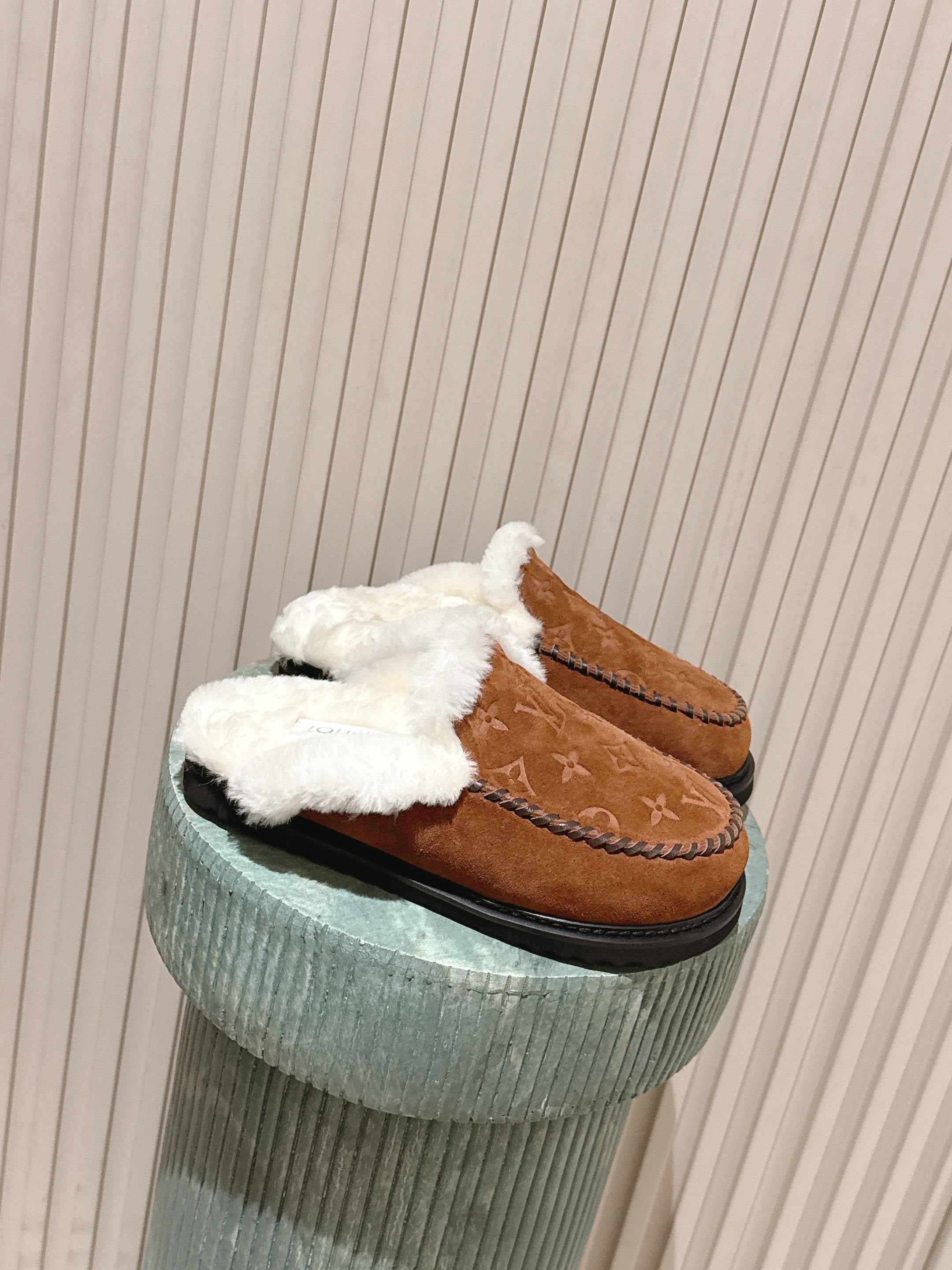 NO:647328,Top quality Louis Vuiton·Louis Vuitton 2025ss new LV winter ski series Monogram snow boots, highly recognizable! The lining is soft sheepskin, which has perfect thermal insulation properties. The thick rubber soles are non-slip and are about 6cm taller. They are perfect for cold weather and are easy to put on and take off. They are fashionable with jeans or down jackets, comfortable and practical. They are a must-have item for winter travel! Fabric: cow suede/electric embroidery process/presbyopia leather, original wool lining, original molded outsole, size 35-40 (41. Customized, non-returnable), semi-shoes, louis vuitton, louis vuitton, louis vuitton, boots, jeans, down jacket, sheepskin19860909顶级品质 Louis Vuiton·路易威登 2025ss新款 LV冬季滑雪系列Monogram雪地靴,辦识度超高！内里柔软羊皮毛,保暖力满分,厚底橡胶鞋底防滑又增高约6cm,超适合寒冷天气穿,穿脱方便,搭配牛仔裤或羽绒服都很时髦,舒适又实用,是冬季出行必备单品！ 面料牛反绒/电绣工艺/老花皮 内里原版羊毛里 鞋底原版开模大底 码数35-40（41.订做不退换）,半拖毛毛鞋,louis vuitton,louis vuitton,louis vuitton,boots,jeans,down jacket,sheepskin,Women's Shoes