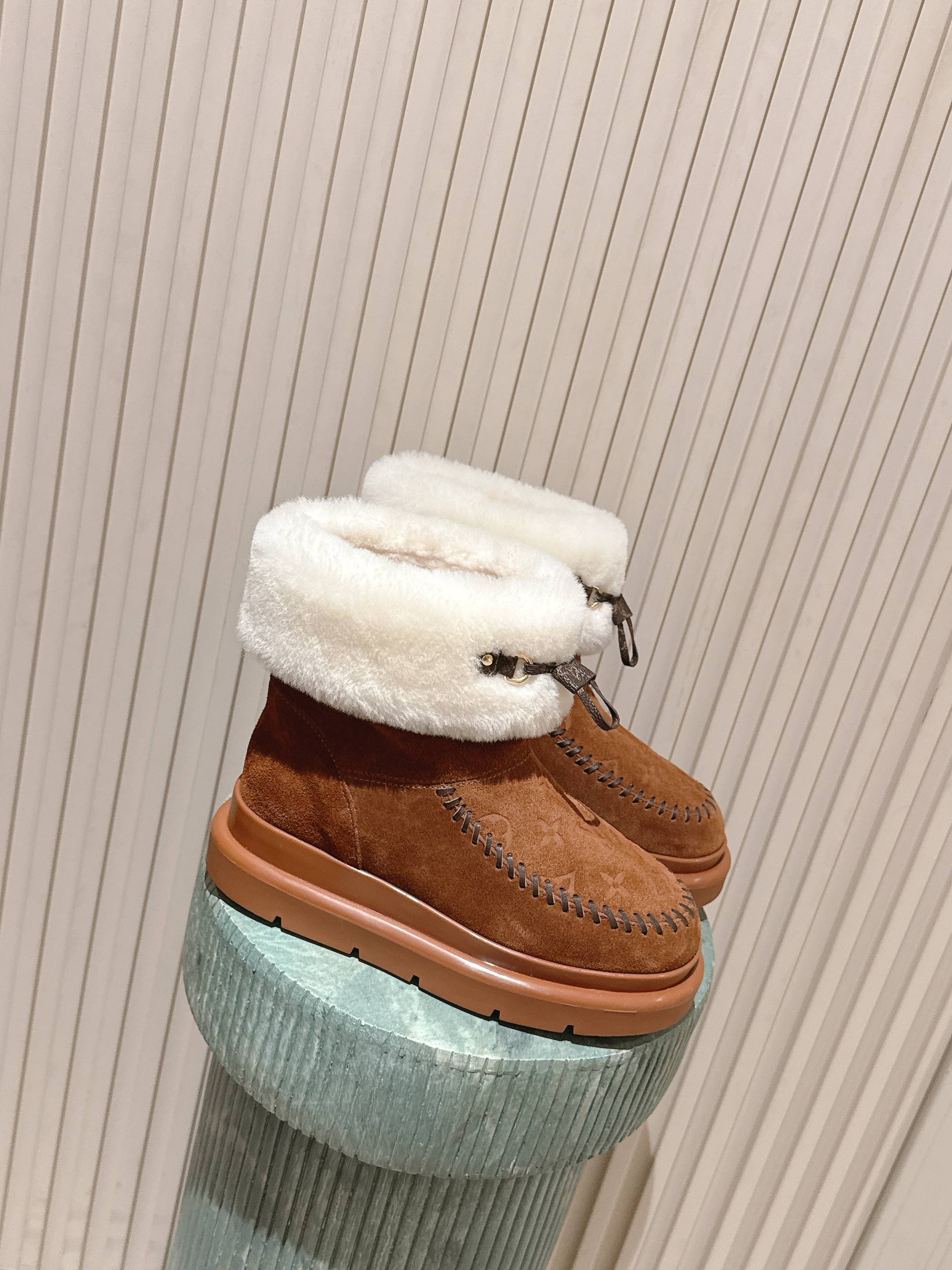 NO:593155,Top quality Louis Vuiton·Louis Vuitton 2025ss new LV winter ski series Monogram snow boots, highly recognizable! The lining is soft sheepskin, which has perfect thermal insulation properties. The thick rubber soles are non-slip and are about 6cm taller. They are perfect for cold weather and are easy to put on and take off. They are fashionable with jeans or down jackets, comfortable and practical. They are a must-have item for winter travel! Fabric: cow suede/electric embroidery process/presbyopia leather, original wool lining, original molded outsole, size 35-40 (41. Customized, non-returnable), semi-shoes, louis vuitton, louis vuitton, louis vuitton, boots, jeans, down jacket, sheepskin19860909顶级品质 Louis Vuiton·路易威登 2025ss新款 LV冬季滑雪系列Monogram雪地靴,辦识度超高！内里柔软羊皮毛,保暖力满分,厚底橡胶鞋底防滑又增高约6cm,超适合寒冷天气穿,穿脱方便,搭配牛仔裤或羽绒服都很时髦,舒适又实用,是冬季出行必备单品！ 面料牛反绒/电绣工艺/老花皮 内里原版羊毛里 鞋底原版开模大底 码数35-40（41.订做不退换）,半拖毛毛鞋,louis vuitton,louis vuitton,louis vuitton,boots,jeans,down jacket,sheepskin,Women's Shoes