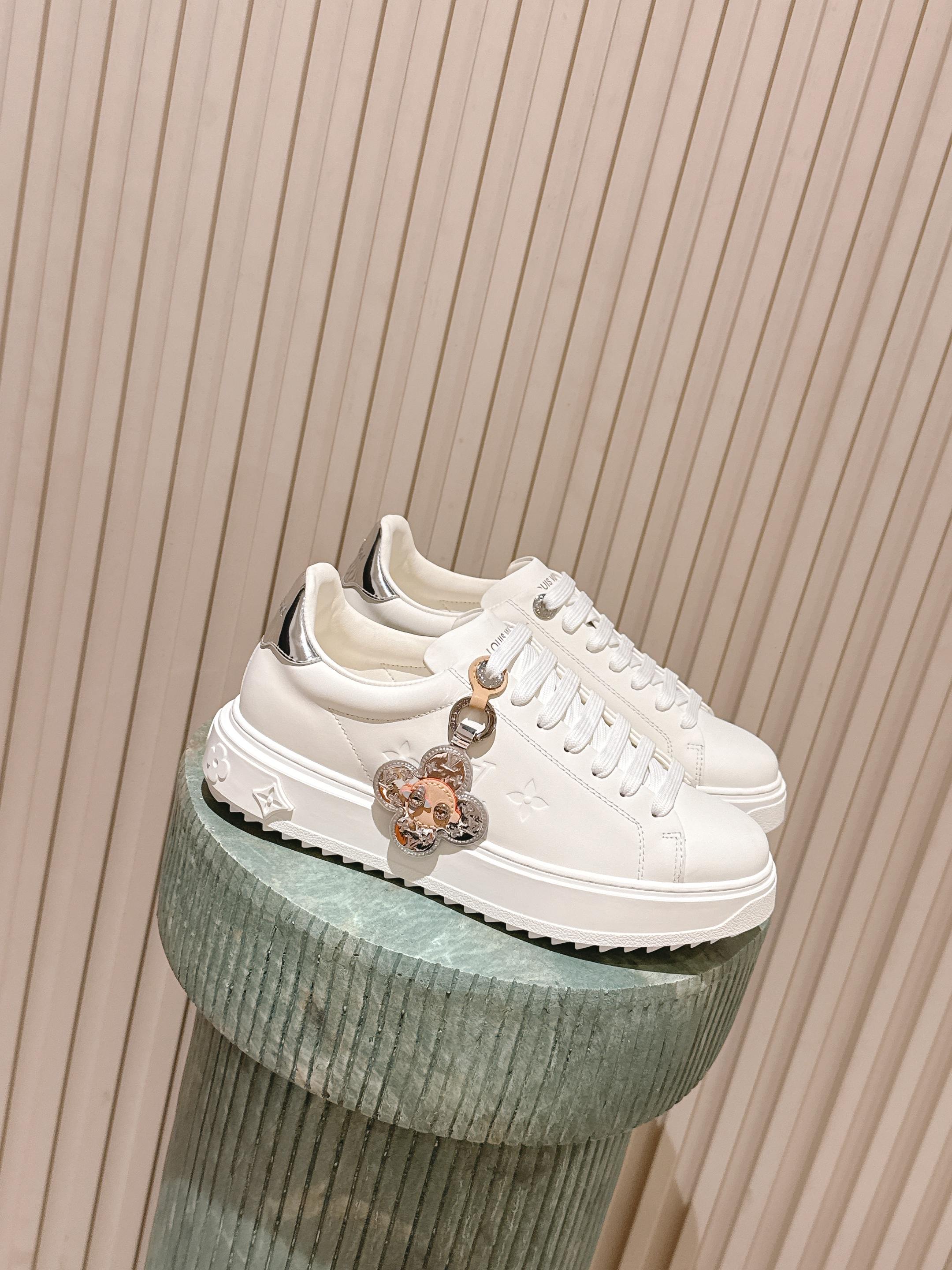 NO:593203,Purchasing-grade LV Time Out series wool thick-soled sneakers, milky white translucent canvas + golden Monogram embossing, low-key luxury. The lamb wool lining is super warm, just perfect for autumn and winter!  The thick sole is about 4cm, elongating the legs, suitable for daily leisure or light sports. Shoelaces + metal shoe buckles, perfect details, versatile and fashionable, can be easily worn in skirts and trousers, practical and brand-conscious Size#35-41 (40.41 custom-made, non-returnable), casual shoes/sports shoes, louis vuitton, sneakers, skirts19860909代购级 LV Time Out系列羊毛厚底运动鞋,奶白色半透明帆布+金色Monogram浮雕,低调奢华.内里羊羔毛超保暖,秋冬穿刚刚好！厚底约4cm,拉长腿型,日常休闲或轻运动都OK.鞋带+金属鞋扣,细节满分,百搭又时髦,裙装裤装都能轻松驾驭,实用又有品牌感 Size#35-41（40.41订做不退换）,休闲鞋/运动鞋,louis vuitton,sneakers,skirts,Women's Shoes