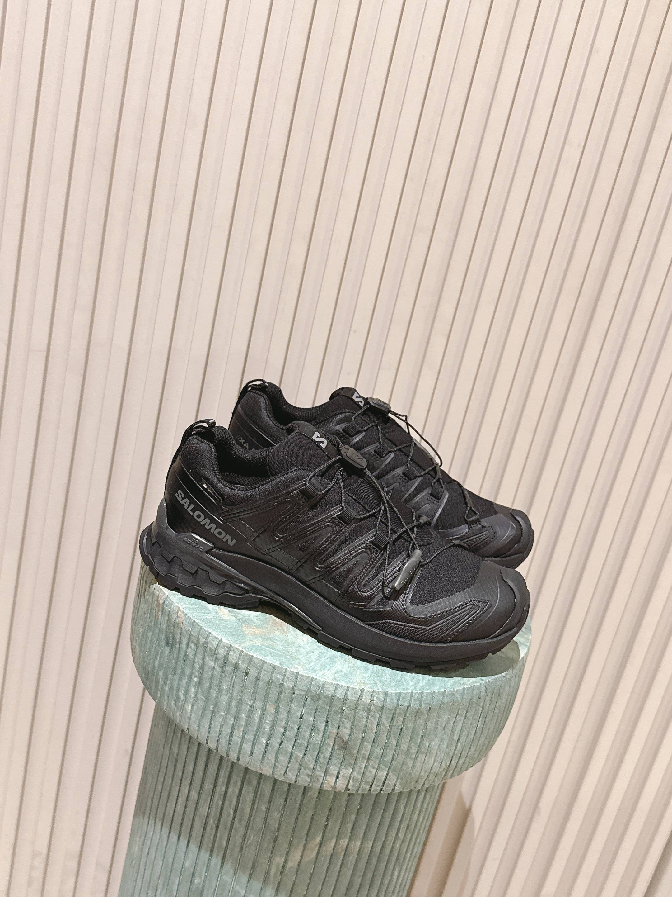 NO:593156,Top version: Salomon XA Pro 3D V9 GTX hiking shoes, outdoor sports shoes, Salomon XA Pro 3D V9 GTX hiking shoes, GORE-TEX waterproof fabric, you are not afraid of getting your feet wet outdoors on rainy days!  The soles are made of Contagrip technology, which has a strong grip and is very stable for off-roading and hiking. The ergonomic soles + shock-absorbing midsole are very comfortable to wear for a long time. The pink and purple color scheme is very recognizable, fashionable and practical, and has a wide range of sizes, suitable for various foot types. A must-have for outdoor enthusiasts, it can be easily used for hiking, mountain climbing, and daily commuting!  3D waterproof technical fabric!  Breathable mesh lining!  Size 35-45, casual shoes/sports shoes, sneakers19860909顶级版本:Salomon萨洛蒙XA Pro 3D V9 GTX徒步鞋 户外运动鞋 萨洛蒙XA Pro 3D V9 GTX徒步鞋,GORE-TEX防水面料,雨天户外也不怕湿脚！鞋底用Contagrip技术,抓地力超强,越野、徒步都很稳.人体工学鞋底+减震中底,长时间穿也很舒适.粉紫配色超有辨识度,时尚又实用,尺码覆盖广,适合各种脚型.户外爱好者必备,徒步、登山、日常通勤都能轻松驾驭！ 3D防水科技面料！ 透气网布内里！ 码数35-45,休闲鞋/运动鞋,sneakers,Women's Shoes