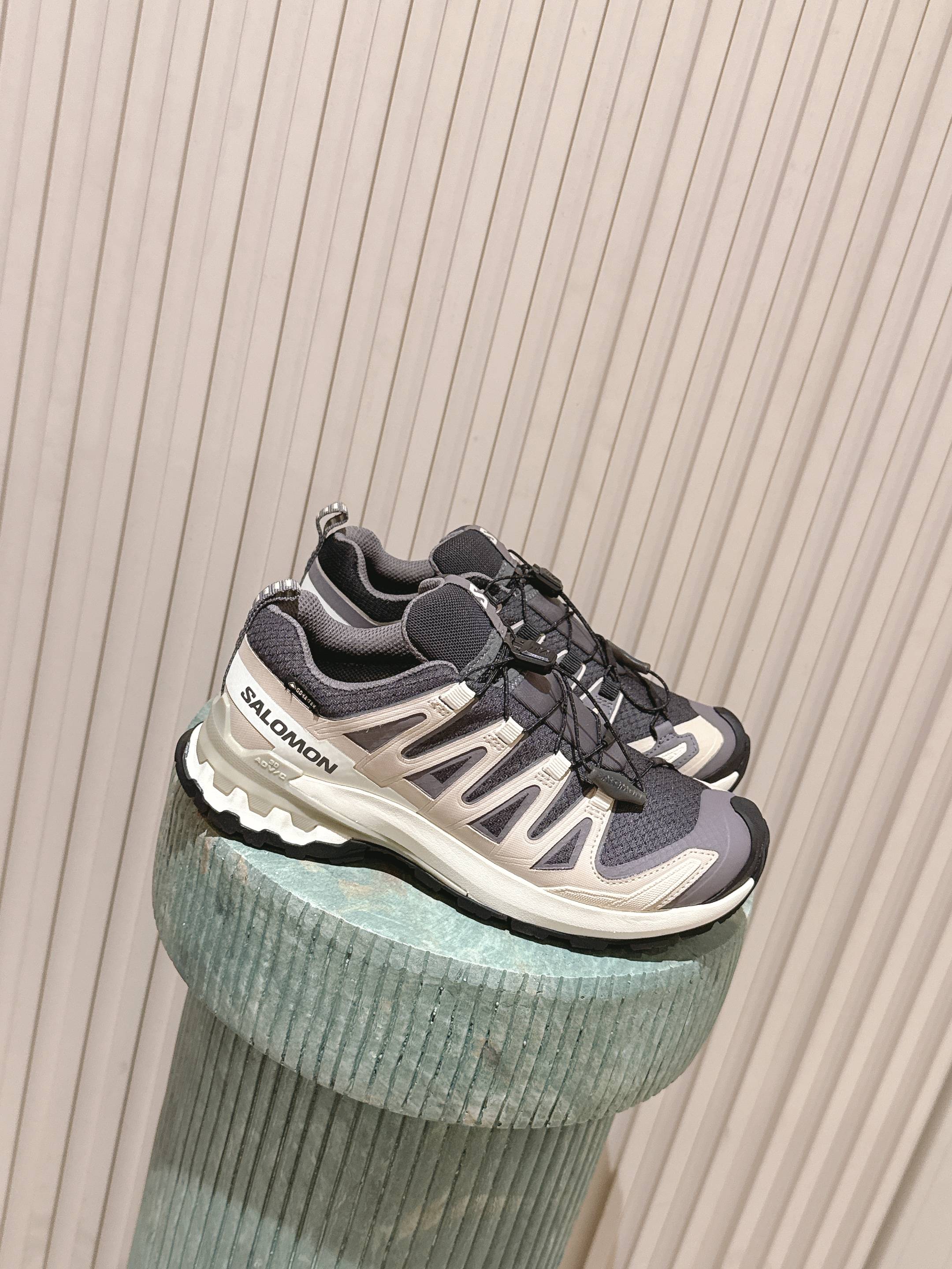 NO:593143,Top version: Salomon XA Pro 3D V9 GTX hiking shoes, outdoor sports shoes, Salomon XA Pro 3D V9 GTX hiking shoes, GORE-TEX waterproof fabric, you are not afraid of getting your feet wet outdoors on rainy days!  The soles are made of Contagrip technology, which has a strong grip and is very stable for off-roading and hiking. The ergonomic soles + shock-absorbing midsole are very comfortable to wear for a long time. The pink and purple color scheme is very recognizable, fashionable and practical, and has a wide range of sizes, suitable for various foot types. A must-have for outdoor enthusiasts, it can be easily used for hiking, mountain climbing, and daily commuting!  3D waterproof technical fabric!  Breathable mesh lining!  Size 35-45.46 customized, casual shoes/sports shoes, sneakers19860909顶级版本:Salomon萨洛蒙XA Pro 3D V9 GTX徒步鞋 户外运动鞋 萨洛蒙XA Pro 3D V9 GTX徒步鞋,GORE-TEX防水面料,雨天户外也不怕湿脚！鞋底用Contagrip技术,抓地力超强,越野、徒步都很稳.人体工学鞋底+减震中底,长时间穿也很舒适.粉紫配色超有辨识度,时尚又实用,尺码覆盖广,适合各种脚型.户外爱好者必备,徒步、登山、日常通勤都能轻松驾驭！ 3D防水科技面料！ 透气网布内里！ 码数35-45.46定做,休闲鞋/运动鞋,sneakers,Women's Shoes