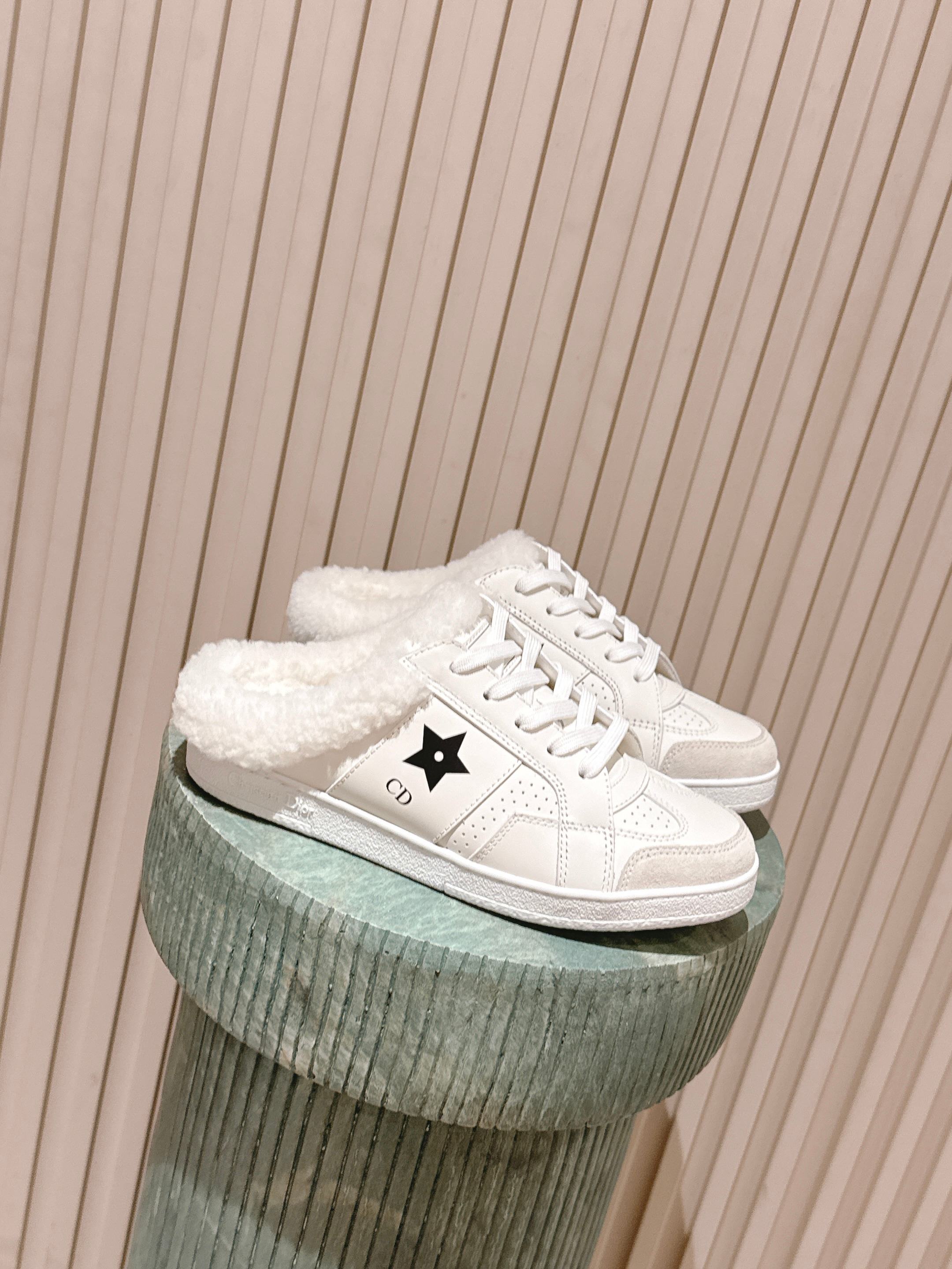 NO:593152,Purchasing-grade Dior Dior's new autumn and winter furry slippers and half slippers. Classic, high-end, elegant, gentle and casual. Super invincible, beautiful and comfortable on the feet. Highlights temperament. Fabric imported cowhide, soft and comfortable. Wool lining. Original outsole. Size35-41 (40 made to order, non-refundable), half-slip furry shoes, dior, dior, slippers, cowhide.19860909代购级 Dior 迪奥 秋冬新款毛毛拖鞋半拖 经典高级优雅温柔随心所欲 ～ 上脚超级无敌好看舒服 彰显气质 面料进口牛皮 柔软舒适 内里羊毛 鞋底原版大底 Size35-41（40订做不退换）,半拖毛毛鞋,dior,dior,slippers,cowhide,Women's Shoes