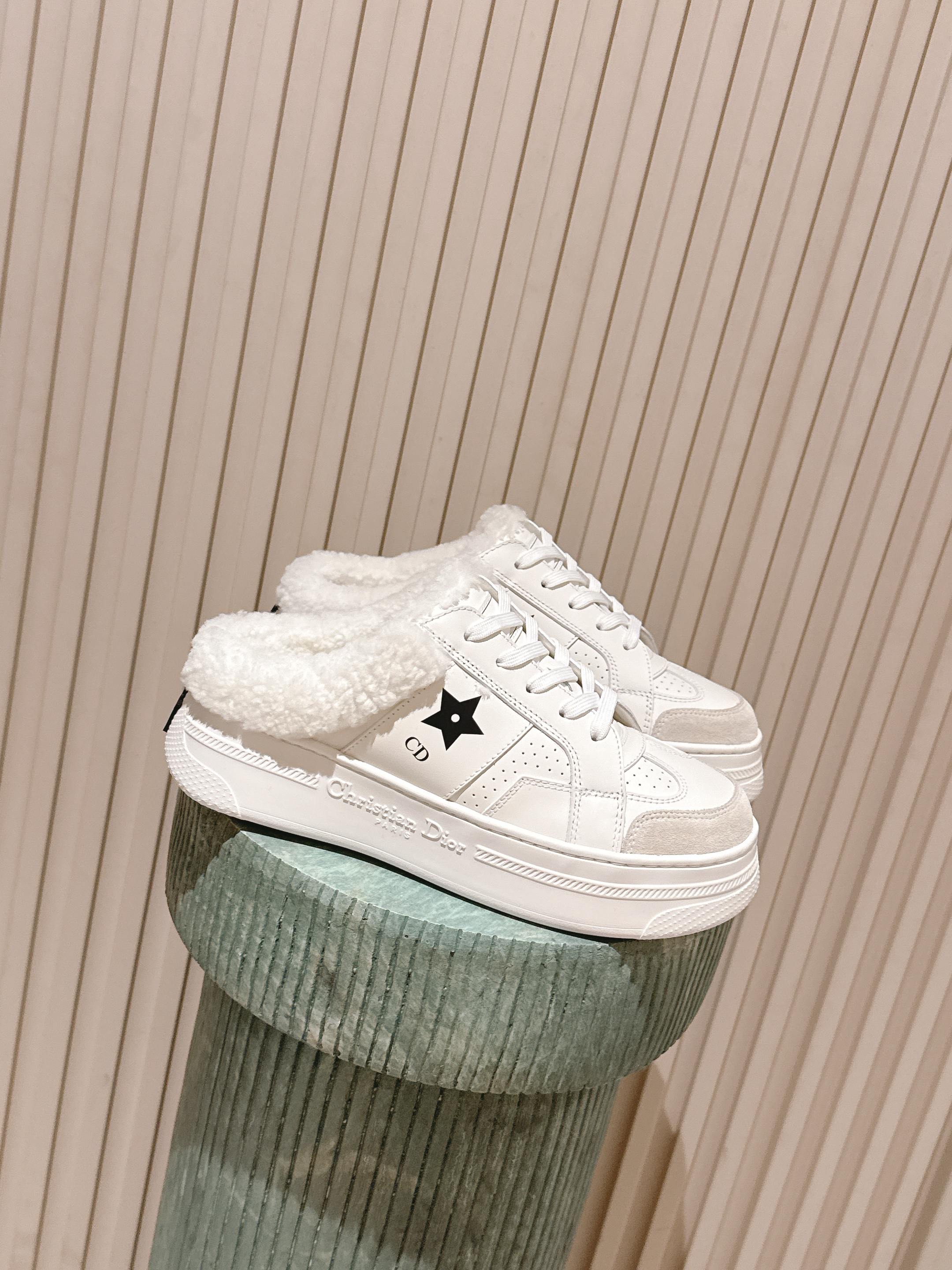 NO:593154,Purchasing-grade Dior Dior's new autumn and winter furry thick-soled slippers and half-slippers. Classic, high-end, elegant, gentle, and casual. Super invincible, beautiful and comfortable on the feet. Highlights temperament. Fabric imported cowhide, soft and comfortable. Wool lining. Original outsole. Size 35-41 (40 custom made, non-returnable), half-slip furry shoes, dior, dior, slippers, cowhide.19860909代购级 Dior 迪奥 秋冬新款毛毛 厚底拖鞋半拖 经典高级优雅温柔随心所欲 ～ 上脚超级无敌好看舒服 彰显气质 面料进口牛皮 柔软舒适 内里羊毛 鞋底原版大底 Size35-41（40订做不退换）,半拖毛毛鞋,dior,dior,slippers,cowhide,Women's Shoes