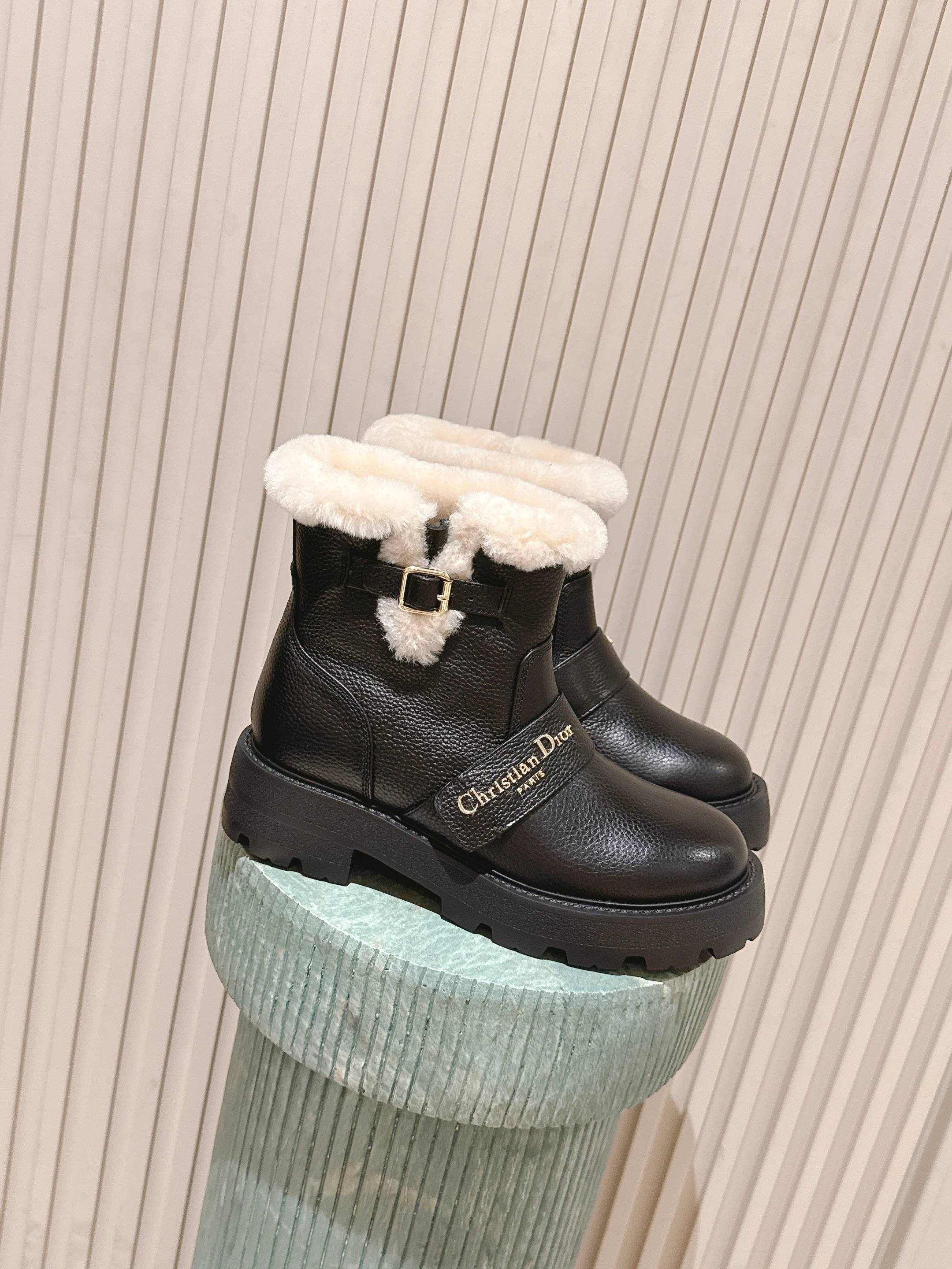 NO:593150,Purchasing agent level DIOR one-slip-on fashionable wool short boots Martin boots, fashionable and warm in winter, full cowhide, thickened lamb wool, boot shape that shows long legs, whether worn with floor-length jeans for a casual and relaxed look, or with a mini skirt for a hot girl style, it is the 'master key' to autumn and winter wear. Sisters who are confused about autumn and winter boots, close your eyes and rush!  Upper cowhide, lining lambswool, non-slip rubber backing!  Size35-40 (40.41. Customized!), boots, dior, dior, boots, skirts, jeans, cowhide19860909代购级 DIOR 迪奥 一脚蹬时尚羊毛短靴马丁靴 冬季时尚保暖 全牛皮面 加厚羊羔毛 靴型超显腿长,不管是配拖地牛仔裤走随性松弛感,还是搭迷你裙玩辣妹风,都能完美适配,秋冬穿搭“万能钥匙”就是它 纠结秋冬靴子的姐妹,闭眼冲！ 鞋面牛皮 内里 羊羔毛 防滑橡胶底片！ Size35-40（40.41.订做！）,靴子,dior,dior,boots,skirts,jeans,cowhide,Women's Shoes