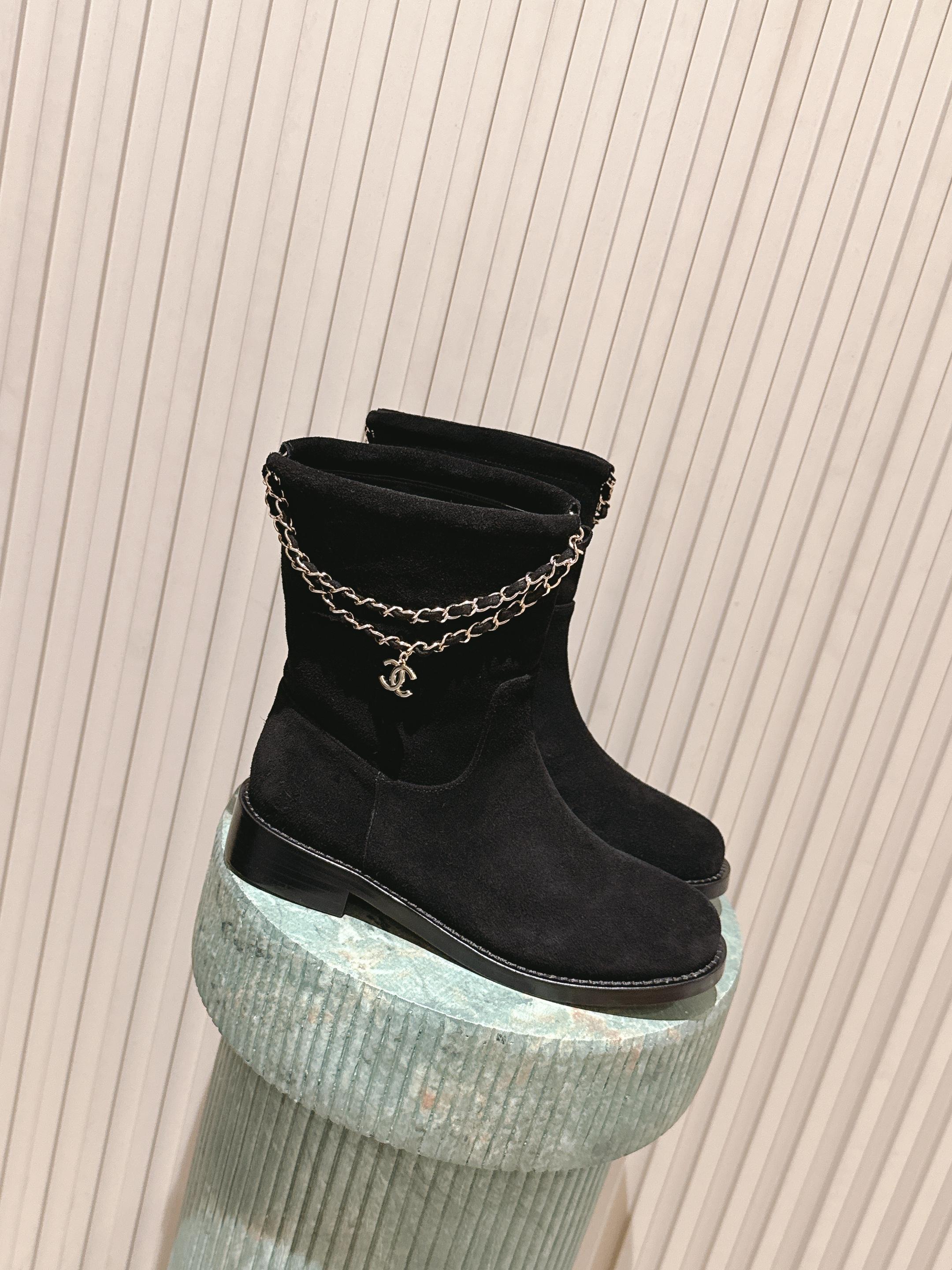 NO:593148,Top version Chanel Chanel 2025 autumn and winter new punk style chain women's short boots, small fragrant letter logo hardware buckle round toe low heel motorcycle rider boots Material: upper imported calfskin/imported sheepskin + water-dyed cowhide lining + Italian genuine leather outsole Heel height: 3CM Size35-41 (40.41 customized non-refundable), boots, chanel, chanel, boots, cowhide, sheep, Leather soles19860909顶级版本 Chanel 香奈儿 2025秋冬新款朋克风格链条女短靴 小香字母logo五金扣圆头低跟机车骑士靴 材质:鞋面进口小牛皮/进口羊猄皮+水染牛皮内里+意大利真皮大底 跟高:3CM Size35-41(40.41定做不退换）,靴子,chanel,chanel,boots,cowhide,sheep,Leather soles,Women's Shoes