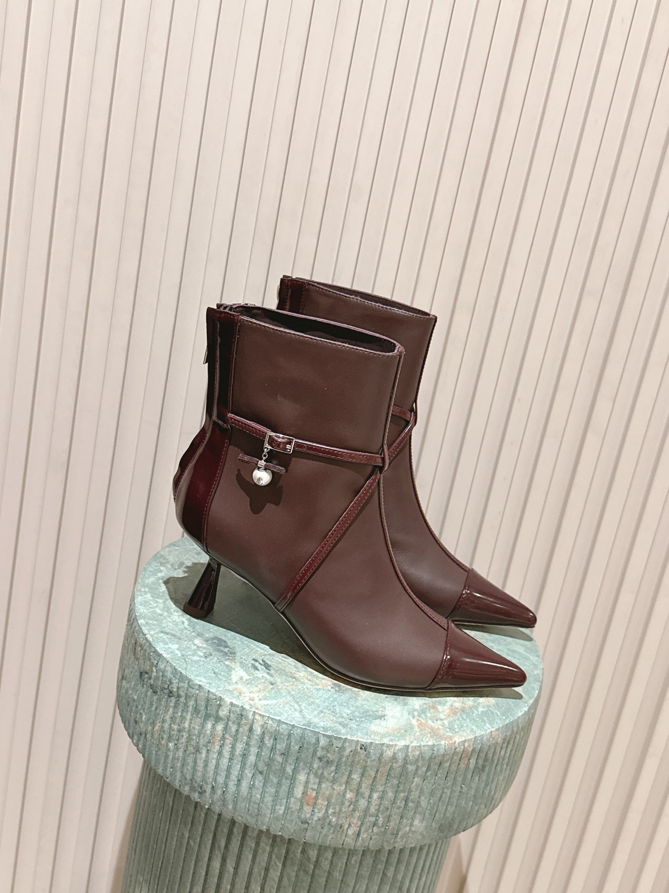 NO:593146,Top quality Jimmy Choo fw25 new arrival~ JC Jimmy Choo 2025 autumn and winter new pointed toe pull-back short boots —————————————— Upper grade A cowhide, lining sheepskin, sole Italian genuine leather outsole, heel height 6.5cm Size: 35-39 (40 41 42 custom-made, non-returnable), boots, jimmy choo,jimmy  choo,boots,cowhide,sheepskin,leather soles19860909顶级品质 Jimmy Choo fw25 new arrival～ JC吉米周2025秋冬新款尖头后拉短靴 —————————————————— 鞋面A级牛皮 内里垫脚羊皮 鞋底意大利真皮大底 跟高6.5cm Size: 35-39（40 41 42订做不退换）,靴子,jimmy choo,jimmy choo,boots,cowhide,sheepskin,Leather soles,Women's Shoes