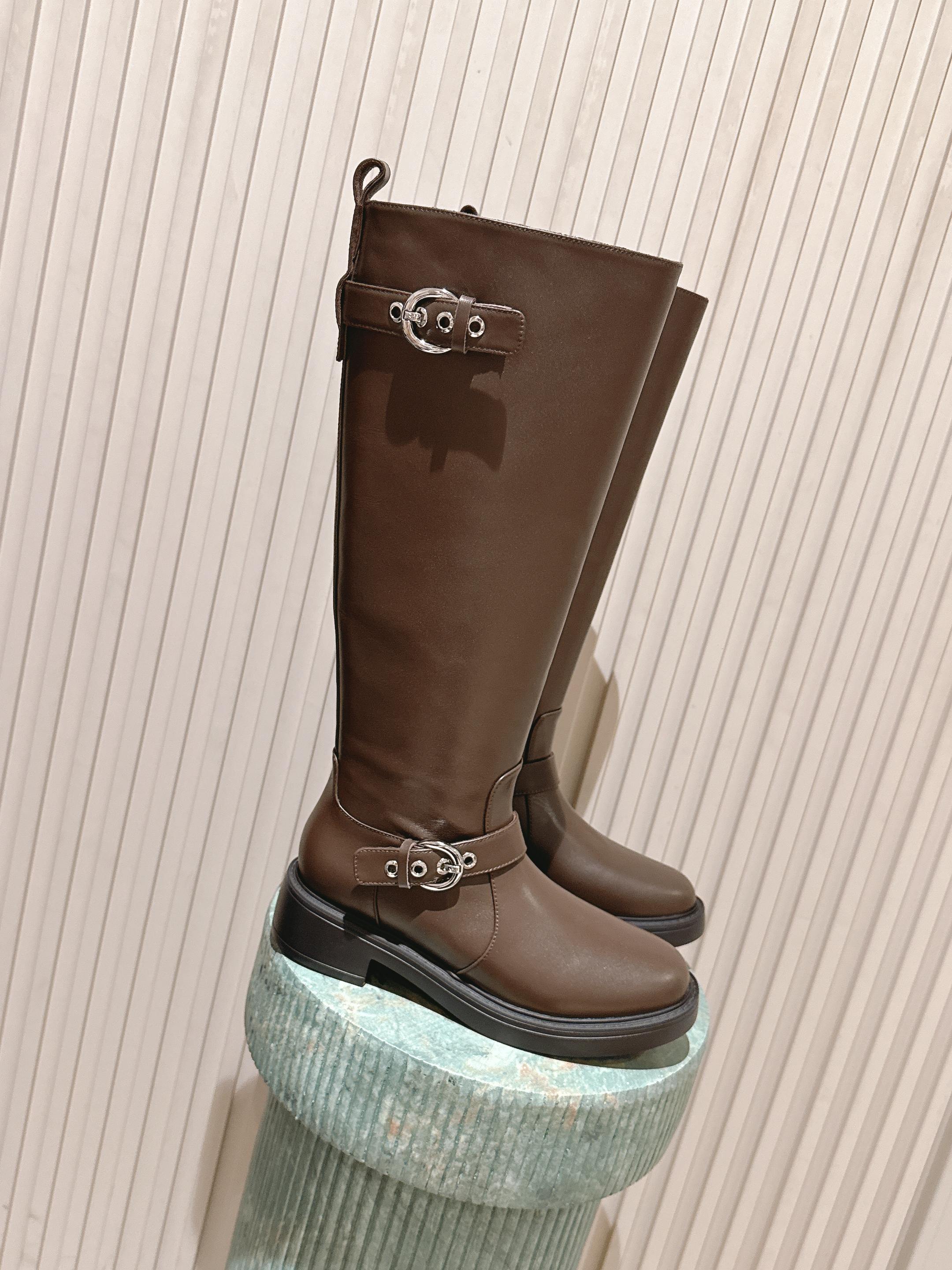 NO:593142,Top version: StuartWeitzma* SW5050 round-toe long knight boots are made of smooth leather material with fine texture and luster. They are available in two classic tones of dark brown and black. The style is versatile and can highlight the sense of quality. The round-toe style fits the contour of the foot, is comfortable to wear and shows the round shape of the foot; the heel is designed with a low thick heel, which ensures comfort while also adding a sense of stability. The detailed design of the boot shaft is unique, which enhances the recognition of the shoe. Material cowhide  Sheepskin lining, outsole, IP foam sole, size 35-40 (40 customized, non-returnable, boots, stuart weitzman, boots, cowhide, sheepskin19860909顶级版本: StuartWeitzma* SW5050圆头长筒骑士靴 采用光滑的皮革材质,质感细腻且富有光泽感,有深棕色和黑色两种经典色调,风格百搭且能凸显品质感. 圆头款式贴合脚部轮廓,穿着舒适且显脚型圆润；鞋跟为低粗跟设计,在保证舒适度的同时,也增添了一丝稳重感.靴筒处的细节设计独特,提升了鞋子的辨识度. 材质牛皮 内里羊皮 大底IP发泡底 size35-40（40定制不退换,靴子,stuart weitzman,boots,cowhide,sheepskin,Women's Shoes