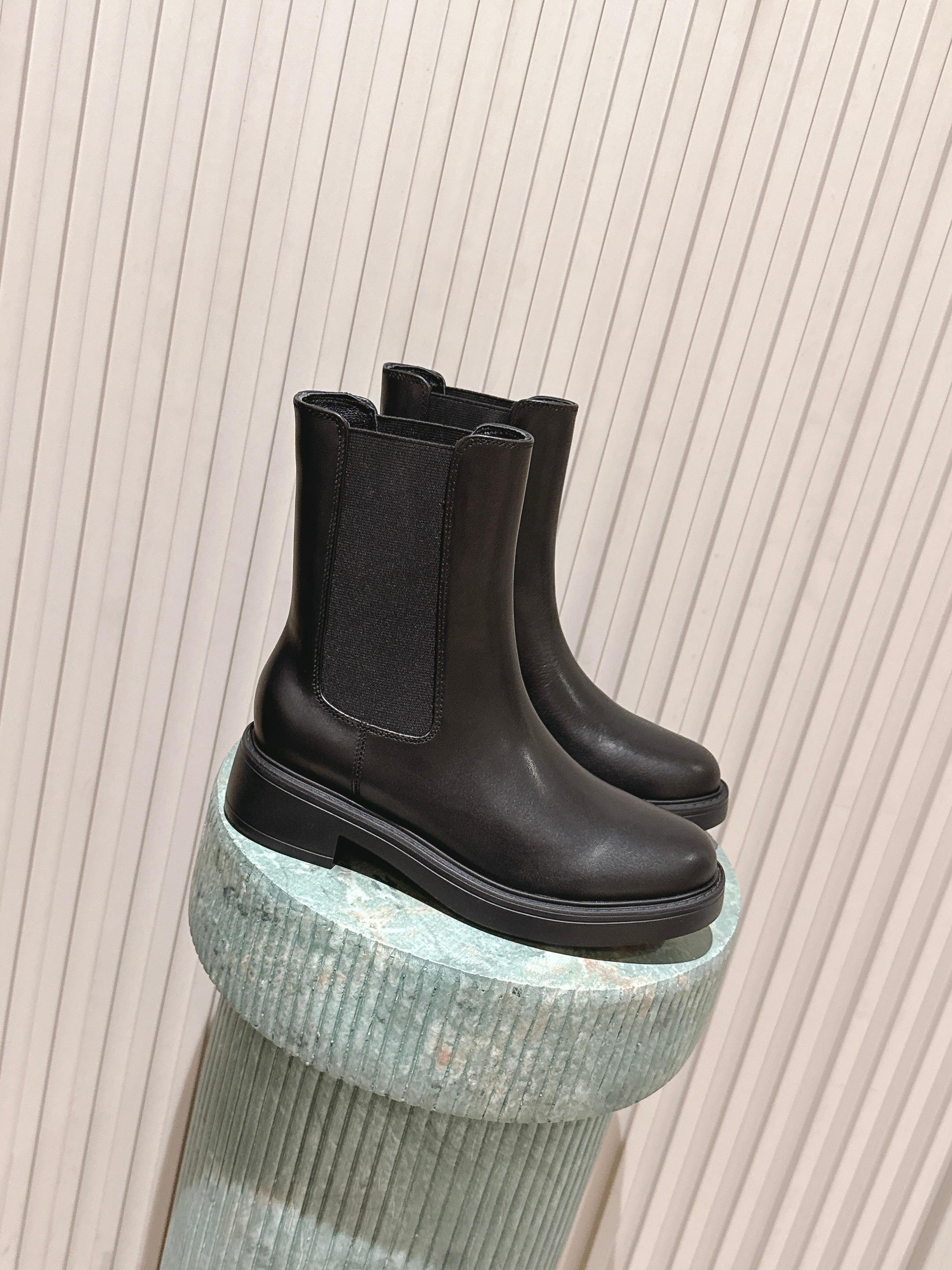 NO:593144,Top version suede: Leather 340: Original Stuart Weitzma* SW 5050 Chelsea boots are available in black glossy leather and brown-red suede. The glossy leather has a delicate and shiny texture, while the suede material presents a unique suede texture. The styles are respectively classic and capable and retro warm.  Classic Chelsea boot style, round toe design fits the contour of the foot, comfortable to wear; low thick heel design takes into account comfort and stability, suitable for daily long-term walking. Elastic sock opening design is easy to put on and take off, and can fit the leg line. Material: cowhide/cow suede, lining sheepskin, outsole, IP foam sole, size 35-40 (40 customized, non-refundable, boots, stuart weitzman, boots, cowhide, sheepskin, chamois leather19860909顶级版本绒面:皮面340:原厂级 Stuart Weitzma* SW 5050切尔西靴 有黑色光面皮革和棕红色麂皮两种材质选择,光面皮革质感细腻且富有光泽,麂皮材质则呈现出独特的绒面纹理,风格分别偏向经典干练与复古温暖. 经典切尔西靴款式,圆头设计贴合脚部轮廓,穿着舒适；低粗跟设计兼顾了舒适性与稳定性,适合日常长时间行走.弹性袜口设计方便穿脱,同时能贴合腿部线条. 材质牛皮/牛反绒 内里羊皮 大底IP发泡底 size35-40（40定制不退换,靴子,stuart weitzman,boots,cowhide,sheepskin,chamois leather,Women's Shoes