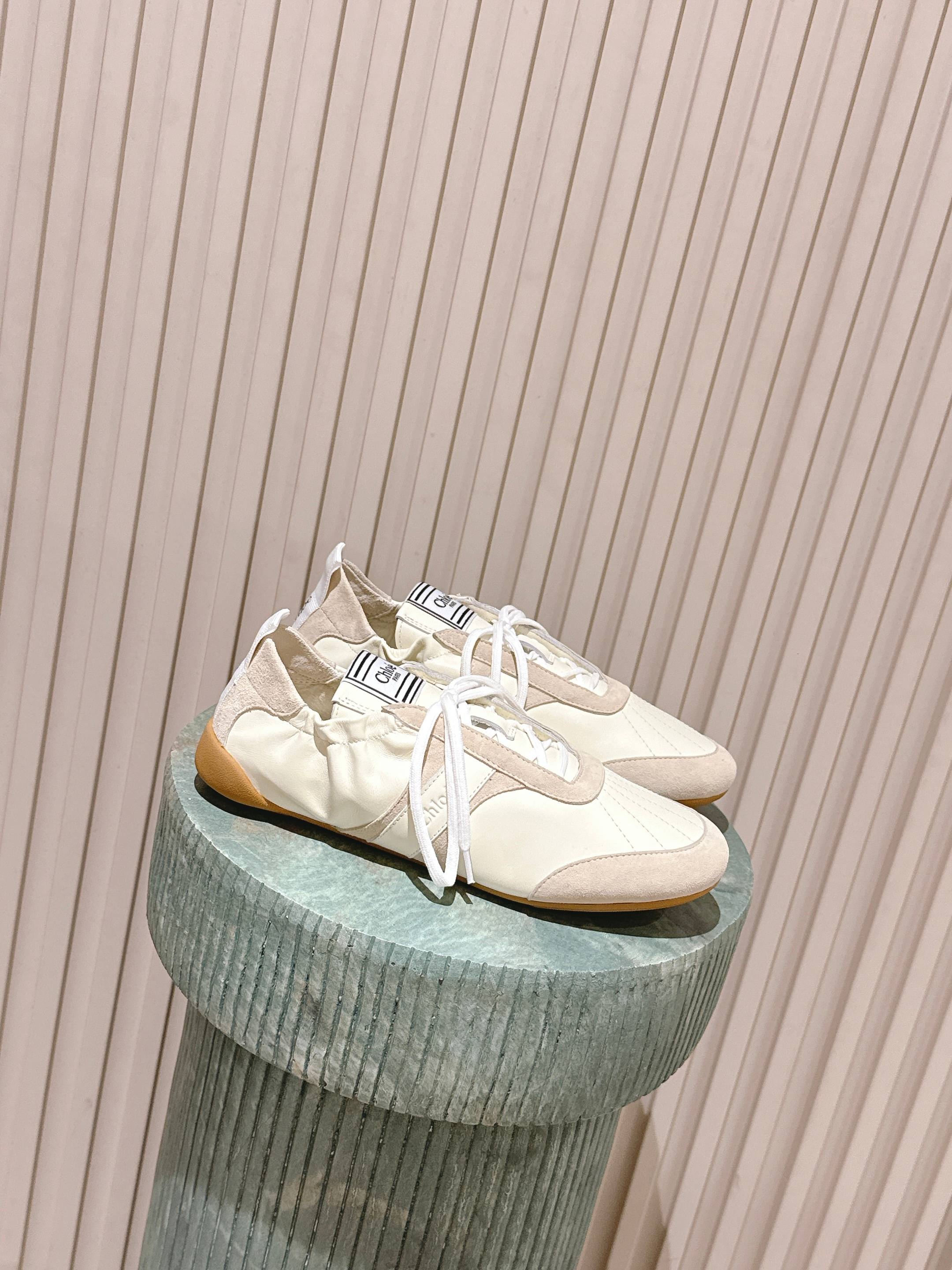 NO:593140,Purchasing agent Chloe 25ss new moral training shoes ballet casual shoes, comfortable and fashionable! Easy to wear and durable!  Who hasn’t owned this pair of Chloe training shoes? I’d be really sad! I’ve picked them up this year and fell in love with them. Simple and versatile, with white mesh and suede. The moment you put them on your feet, you’ll be conquered by the soft touch. No matter how much you walk, your feet won’t get tired. They’re lightweight, breathable, comfortable and versatile!  Whether paired with jeans to create a casual style, or paired with a small skirt to create a gentle temperament, it can be perfectly adapted. The elegant shoe shape is retro and versatile, making it look high-end!  It can easily become the finishing touch of your outfit. Believe me, once you put it on, you will fall in love with it. Hurry up and get it to start your journey of fashion and comfort! Original custom-made breathable mesh + suede on the upper. The inner counter is consistent with the network. The outsole is original molded rubber sole. Size35-40 (custom-made in 40 pieces, non-returnable), ballet shoes, chloe, loewe, skirts, jeans19860909代购级 Chloe 25ss 新款 德训鞋芭蕾休闲鞋 舒适又时尚!好穿又耐穿！ 谁还没拥有这双Chloe蔻依德训鞋,我是真的会伤心!今年被它狠狠拿捏,一整个爱住.简约又百搭,白色网面拼接反毛皮,上脚的瞬间就被柔软的触感征服,走再多路都不累脚.轻巧透气又舒适百搭！ 不管是搭配牛仔裤打造休闲风,还是配上小裙子营造温柔气质,它都能完美适配,秀气鞋型复古百搭显高级！轻松成为穿搭的点睛之笔.相信我,一旦穿上,就会爱不释脚,赶紧入手,开启你的时尚舒适之旅! 鞋面原版定制透气网面+反毛皮 内里专柜一致网里 大底原版开模橡胶底 Size35-40（40订做不退换）,芭蕾舞鞋,chloe,loewe,skirts,jeans,Women's Shoes