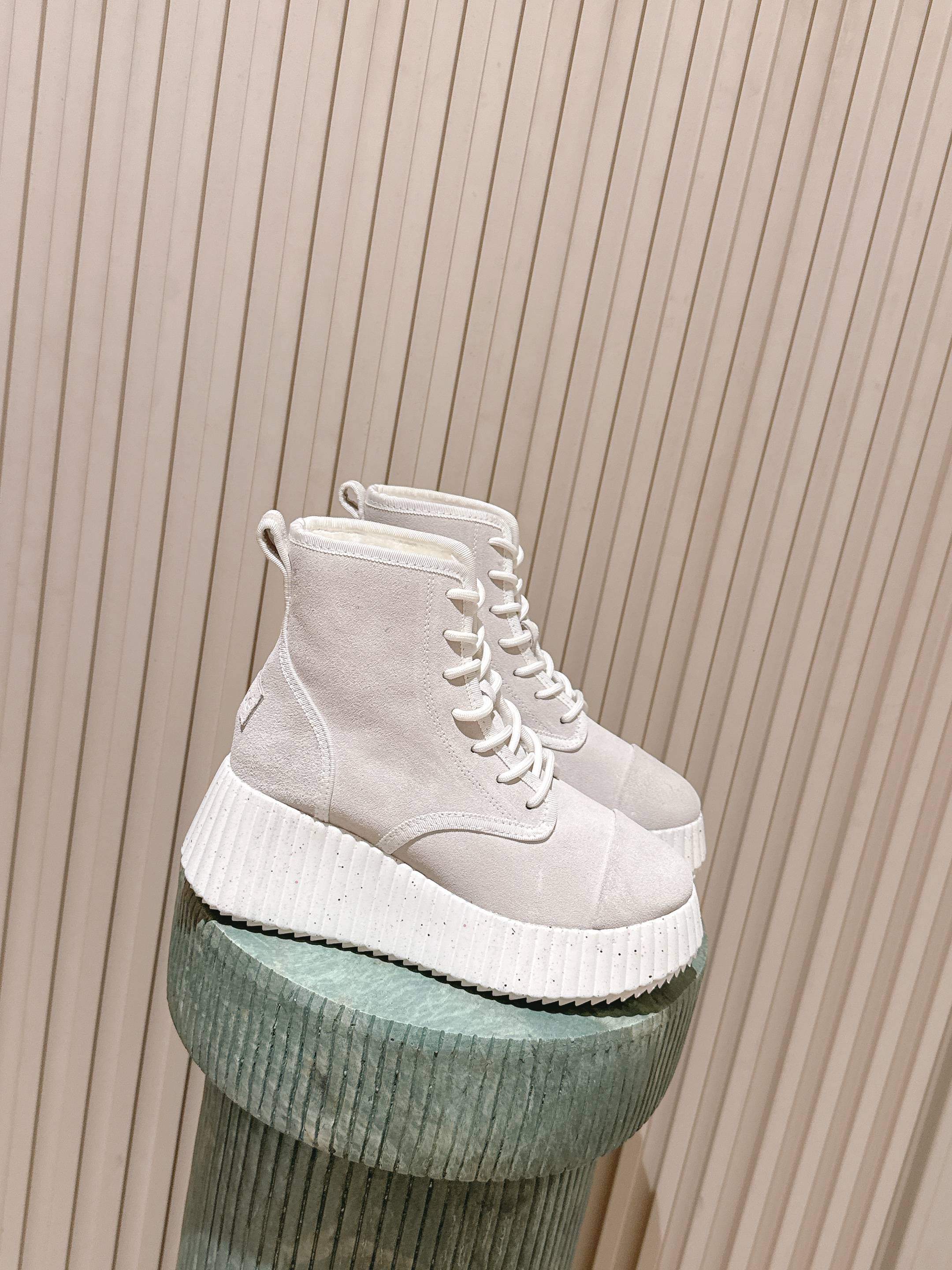 NO:593137,Top version: Chloe snow boots purchasing agent level!  The fabric is made of imported cow suede and is lined with real wool. It is warm, breathable and not stuffy to the feet. The ultra-light rubber foam vacuum outsole is comfortable and fashionable. The strap design makes it easy to put on and take off!  Color black, off-white, brown Heel height 6.8 cm Size 35-39 (40, 41 customized, non-returnable, boots, chloe, loewe, boots19860909顶级版本:Chloe蔻依雪地靴 代购级别！面料选用进口牛反绒 内里真羊毛 保暖透气不闷脚,超轻橡胶发泡抽真空大底,舒适又时尚,绑带设计 穿脱方便！ 颜色黑色、灰白、棕色 跟高6.8厘米 码数35-39（40、41订做不退不换,靴子,chloe,loewe,boots,Women's Shoes