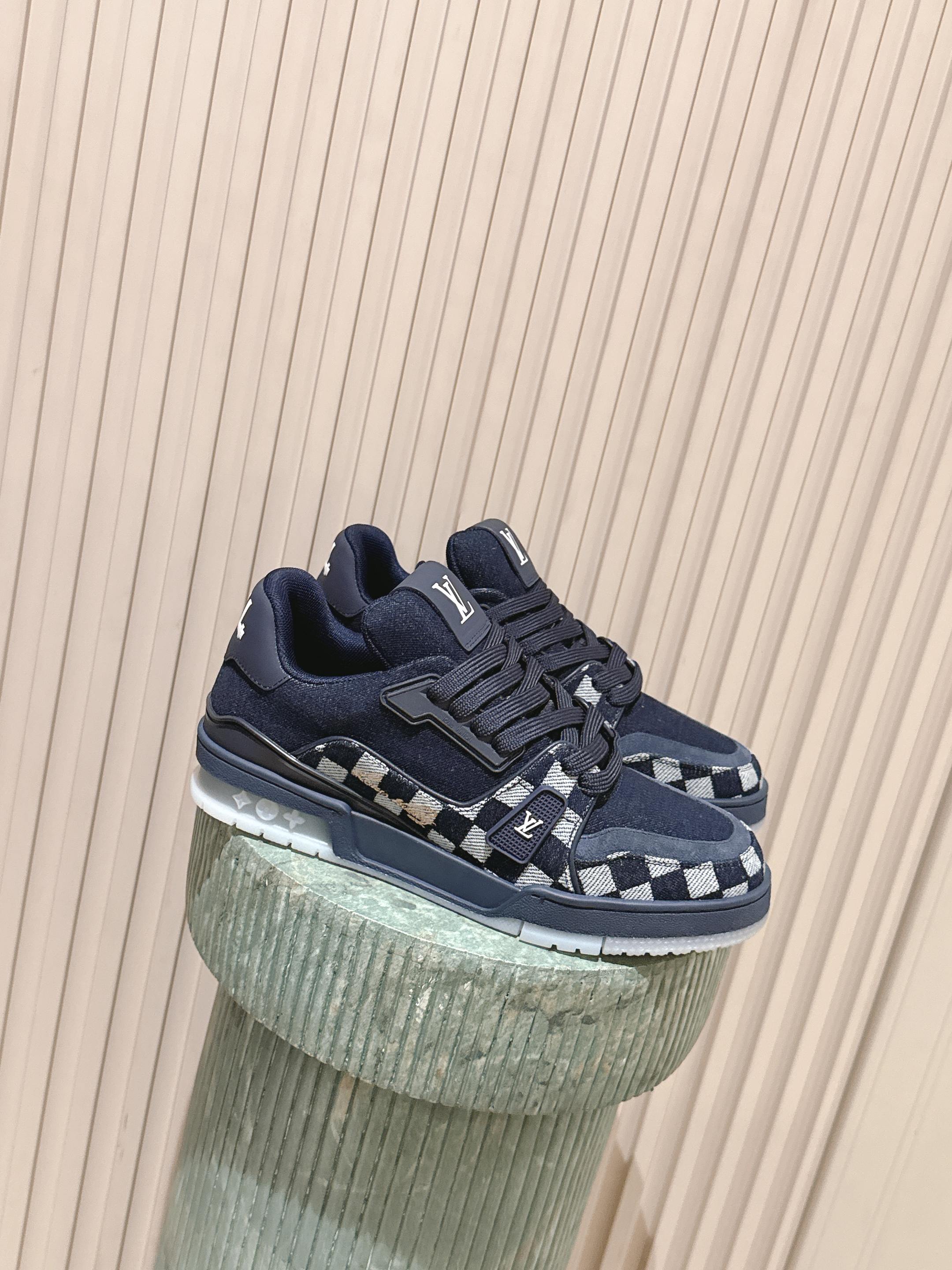 NO:593129,Top version: New color couple model top 450: (plus gift box): Ordinary version: L Jialu brand show model Trainer basketball limited series sports shoes and casual shoes top version!  The leather material is imported cowhide and cowhide weaving heavy industry model!  Fabric: Original customized imported cowhide fabric Lining: Original customized breathable mesh lining Outsole: Original molded TPU combination outsole Size: Women's 35-40: Men's 39-44 (Men's 38/45 can be customized without return or exchange), casual shoes/sports shoes, louis vuitton, louis vuitton, sneakers, cowhide19860909顶版 :新播色情侣款顶级450:(加礼盒):普通版本:L家驴牌秀款Trainer 篮球限定系列运动鞋休闲鞋 顶级版本！皮料是选用的进口牛皮 牛皮编织重工款！ 面料: 原版定制进口牛皮面料 内里: 原版定制透气网里 大底: 原版开模TPU组合大底 Size: 女款 35-40: 男款39-44（男款38/45可定做不退不换）,休闲鞋/运动鞋,louis vuitton,louis vuitton,sneakers,cowhide,Women's Shoes