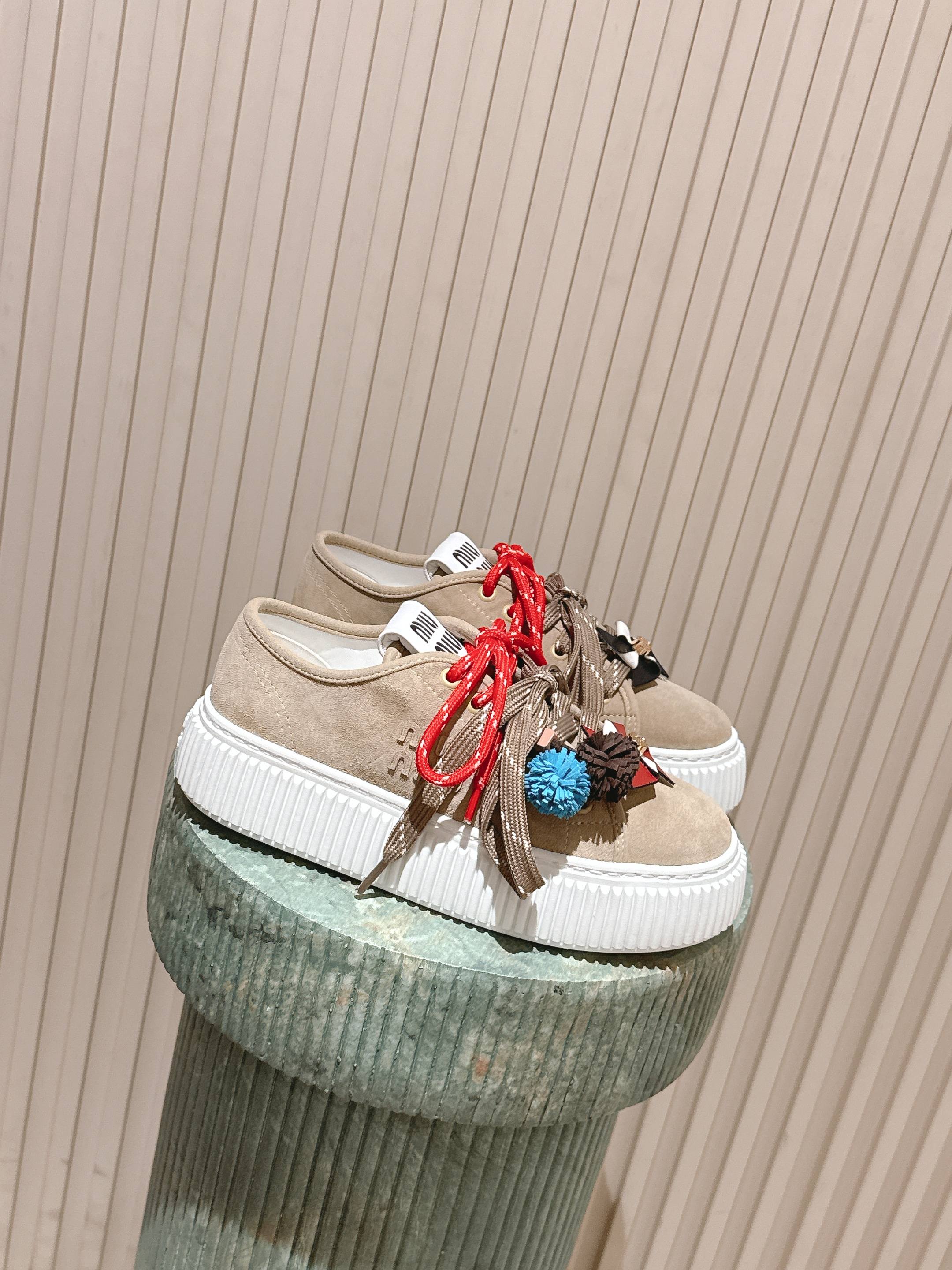 NO:647322,The new color of the top version: miu miu fw25 new arrival~ Miu’s classic biscuit shoes, paired with miu’s cute little windmill and ponytail accessories, it looks incomparably cute and cute. I love it at first sight. The color-brushed calfskin and suede uppers are perfect for autumn and winter!  The wool-lined version is full of autumn and winter atmosphere, and you will love it all!  Easily increase the height by 5cm, and the accessories can be removed at any time!  Good-looking, good-looking, good-looking... size35-41, casual shoes/sports shoes, miumiu, sneakers, cowhide, chamois leather19860909顶级版本新播色:miu miu fw25 new arrival～ miu家经典饼干鞋,搭配miu系可爱小风车 小马尾配饰,焕发无敌可爱小巧思啊,一眼爱 擦色小牛皮 、麂皮鞋面都和秋冬好搭呀！ 羊毛内里版本,秋冬氛围感拉满,一整个爱住！ 轻松增高5cm,配饰也可以随时拆卸！ 好看好看好看… size35-41,休闲鞋/运动鞋,miumiu,sneakers,cowhide,chamois leather,Women's Shoes