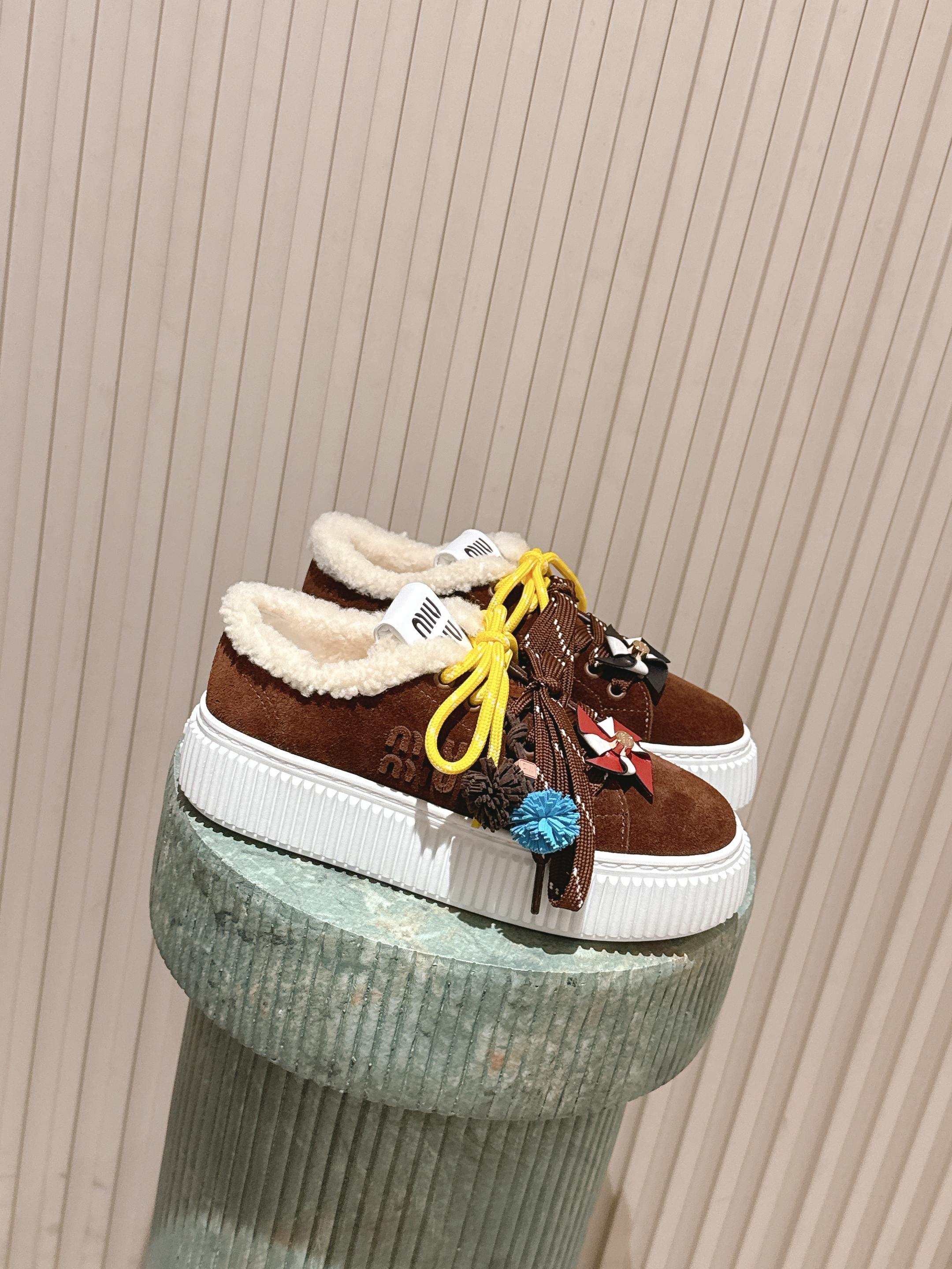 NO:593151,The new color of the top version: miu miu fw25 new arrival~ Miu’s classic biscuit shoes, paired with miu’s cute little windmill and ponytail accessories, it looks incomparably cute and cute. I love it at first sight. The color-brushed calfskin and suede uppers are perfect for autumn and winter!  The wool-lined version is full of autumn and winter atmosphere, and you will love it all!  Easily increase the height by 5cm, and the accessories can be removed at any time!  Good-looking, good-looking, good-looking... size35-41, casual shoes/sports shoes, miumiu, sneakers, cowhide, chamois leather19860909顶级版本新播色:miu miu fw25 new arrival～ miu家经典饼干鞋,搭配miu系可爱小风车 小马尾配饰,焕发无敌可爱小巧思啊,一眼爱 擦色小牛皮 、麂皮鞋面都和秋冬好搭呀！ 羊毛内里版本,秋冬氛围感拉满,一整个爱住！ 轻松增高5cm,配饰也可以随时拆卸！ 好看好看好看… size35-41,休闲鞋/运动鞋,miumiu,sneakers,cowhide,chamois leather,Women's Shoes