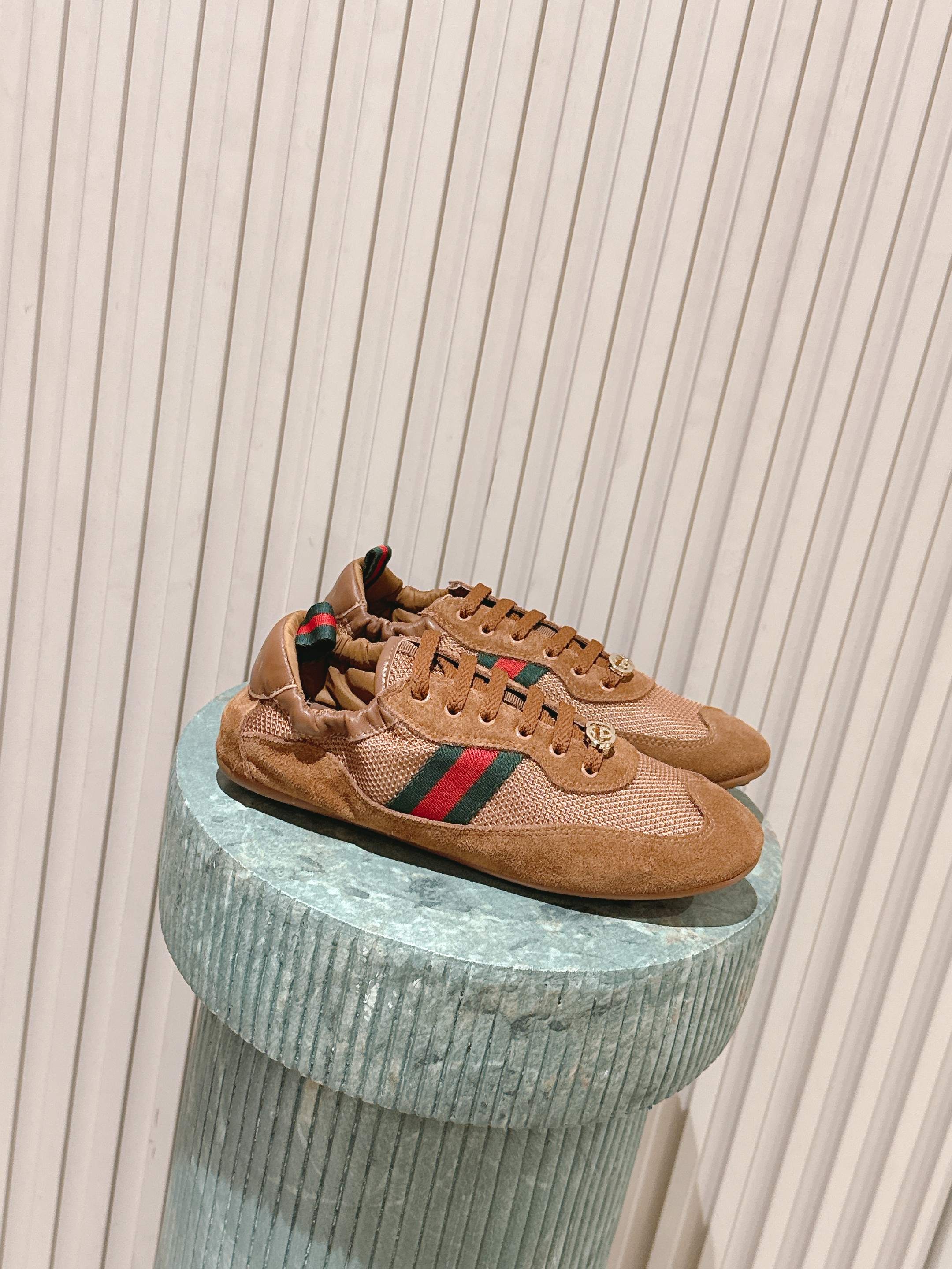 NO:593147,Purchasing-grade women's men's Gucci 2026 catwalk series couple's moral training thin-soled sports shoes The Gucci series is newly launched, with light design that reinterprets sports style. The neat silhouette adds a sense of freedom and highlights the exquisite texture when moving. The webbing details are like an endless ribbon running through the entire design, and the side stitching details add the finishing touch. The original version is developed one to one. Suede splicing original molded upper Original molded outsole  Size35-45 (45 is custom-made and cannot be returned or exchanged), casual shoes/sports shoes, gucci, sneakers, chamois leather19860909代购级女 男 Gucci 2026走秀款系列情侣款德训薄底 运动鞋 Gucci 系列全新上市,轻盈设计焕新诠释运动风尚.利落廓形更添自在本色,行动间彰显精致质感.织带细节宛如一道延绵不绝的饰带贯穿于整个设计,侧边缝线细节增添点睛之笔. 原版一比一开发 麂皮拼接原版开模鞋面 原版开模大底 Size35-45（45定做不退换）,休闲鞋/运动鞋,gucci,sneakers,chamois leather,Women's Shoes