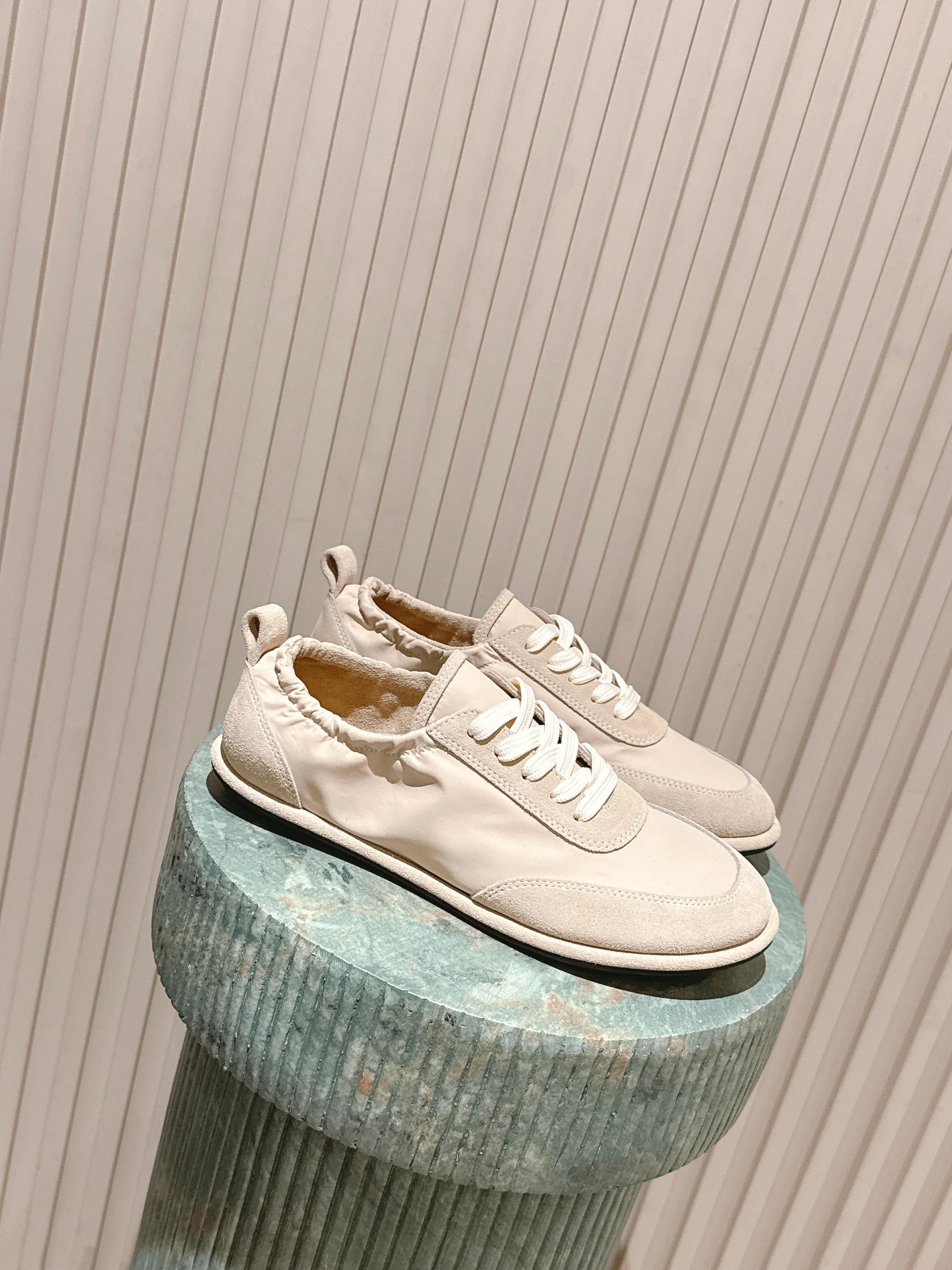 NO:613548,Top version: The ro*26 new spring and summer minimalist color matching lace-up Forrest training shoes!  This low-top is an ideal choice for a minimalist casual summer wardrobe. It is designed with suede and tonal rubber soles, and is elegant yet simple. Minimalist style ceiling. The fabric cutting is also very exquisite. Any upper body has a relaxed and high-end feeling. It can be said to be a perfect interpretation of long-term wear. Original cow suede upper, sheepskin lining, foot pads. Original open-molded rubber outsole  Size: 35-40 (40 is custom-made and cannot be returned or exchanged) Comes with original packaging, casual shoes/sports shoes, sneakers, sheepskin19860909顶级版本: The ro*26春夏新款极简主义拼色系带阿甘德训鞋！ 这款低帮是打造极简主义休闲夏日衣橱的理想穿搭之选,采用麂面和同色系橡胶鞋底设计,优雅中不乏简约风格 极简风天花板 面料裁剪也很考究 随便一件上身都有种松弛又高级的感觉,真的可以说是完美的诠释了长期主义穿搭 鞋面原版牛反绒 内里羊皮 垫脚羊皮 原版开模橡胶大底 码数:35-40（40定做不退换） 配原版包装,休闲鞋/运动鞋,sneakers,sheepskin,Women's Shoes