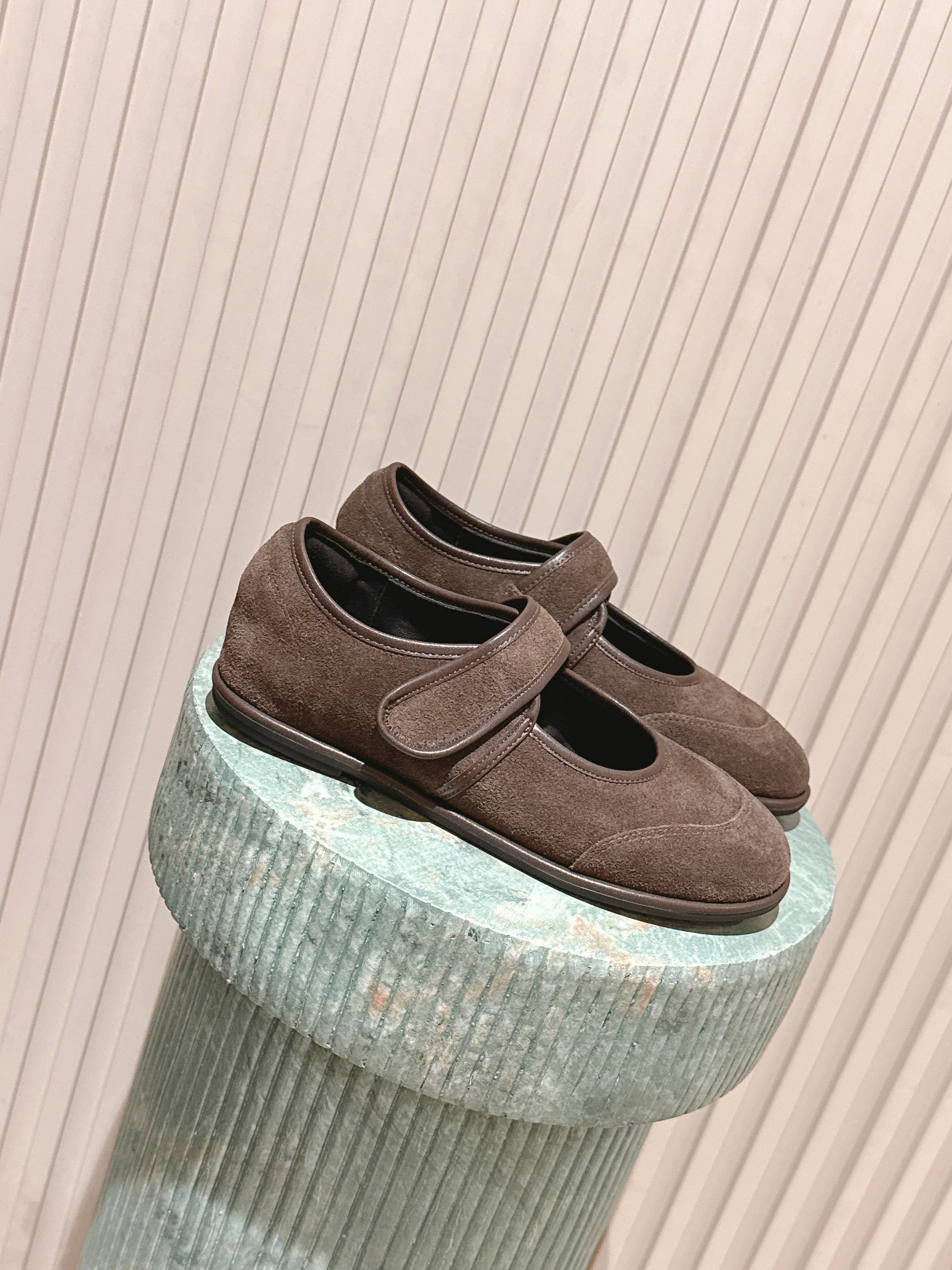 NO:613567,Top version: the row retro simple Mary Jane shoes!  It is said that these are the most beautiful Mary Jane shoes of the year, with French elegance, high-end and fashionable, both salty and sweet, artistic and temperamental!  A piece that can be worn in all seasons, with buckle design, easy to wear and good-looking, a global classic by Feng Mo. The soft and delicate sheepskin fabric makes this Mary Jane immediately unique and very textured. The fabric is imported high-quality cow suede and the lining is soft sheepskin. Outsole: Original rubber outsole Size: #35-40 (customized for 40, non-refundable), Mary Jane, mary jane, sheepskin19860909顶级版本: the row 复古简约玛丽珍鞋！ 据说这是本年度最美丽的玛丽珍奶奶鞋,法式优雅气质在线、高级又时髦,可盐可甜,文艺又气质！ 四季可穿的单品,挂扣设计,好穿又好看,风魔全球经典著作,柔软细腻羊皮面料让这款玛丽珍立马变得与众不同,非常的有质感. 面料进口优质牛反绒 内里垫脚柔软羊皮 大底: 原版橡胶大底 Size:#35-40(40定做不退换）,玛丽珍,mary jane,sheepskin,Women's Shoes