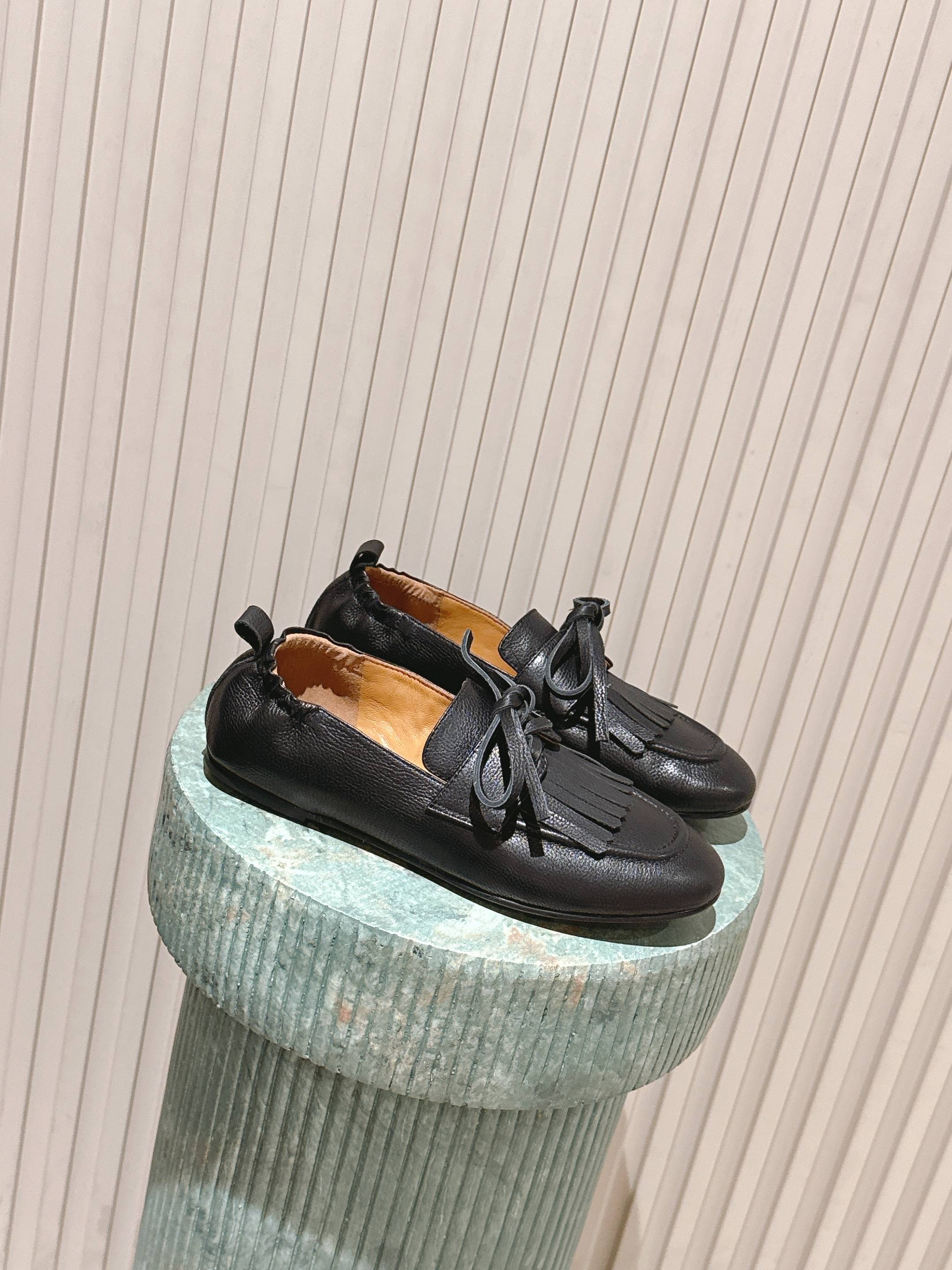 NO:613561,Top version: The Row tassel slip-on loafers. I fell in love with these the first time I saw them. They look inconspicuous but make people like them more and more. They are simple and high-end. They look good with any combination with a bit of retro flavor!  All the major Internet celebrity bloggers are wearing it. It looks so good on the feet. It is very soft and easy to wear without rubbing on the feet. It is a classic and practical one that can also be used as a heel and serve two purposes. The upper is imported cowhide, the lining is sheepskin, and the outsole is Italian genuine leather. Size 35-39 (40 non-refundable). Comes with a full set of packaging, loafers, loafers, cowhide, sheepskin, and leather soles.19860909顶级 版本: The Row流苏一脚蹬乐福鞋 第一眼看到这个就爱上了,看着不起眼但却让人越看越喜欢,简单又高级,带点复古味随意搭配都好看！各大网红博主都在穿它,上脚起来实在太好看了,整个非常非常柔软,好穿不磨脚.以成为经典又实用的一款还可以踩跟当一鞋两用一举两得 鞋面进口牛皮 内里垫脚羊皮 大底意大利真皮大底 size35-39（40不退换） 配全套包装,乐福鞋,loafers,cowhide,sheepskin,Leather soles,Women's Shoes