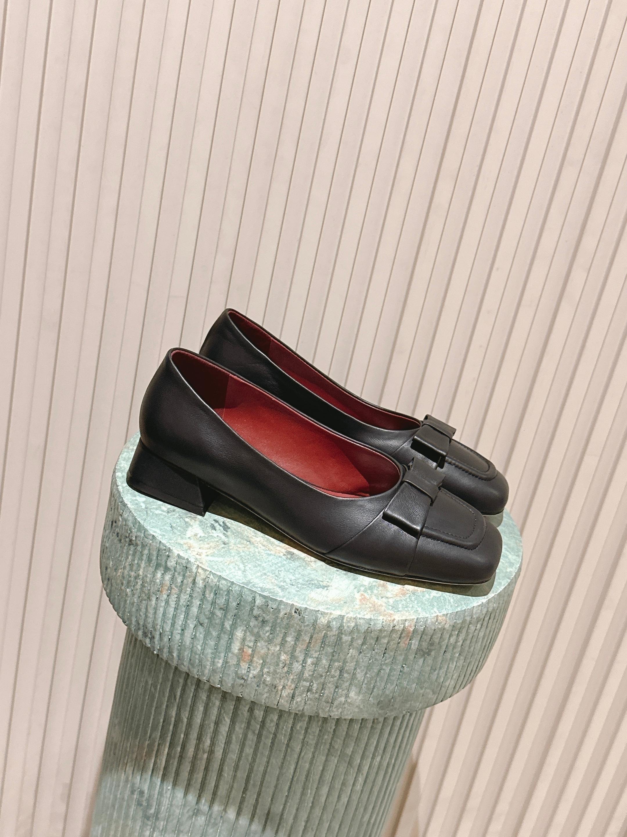 NO:613614,Top version: TheRo·*25s Early Autumn New Minimalist Square Bow Retro Shoes The bow, a traditional symbol of sweetness, romance and decorative elements, has been 'de-emotionalized'. The intervention of the square strips away the softness and innocence of the bow, giving it a sense of architecture, graphics and rational charm. Minimalist morphological aesthetics!  There are no extra stitches or decorations on the shoe body, maximizing the texture and color of the leather itself. The overall outline is smooth, like a pure canvas. The huge white space on the upper is used to contrast and highlight the visual focus of the square bow, following the design rule of 'less is more'. The elegance provided is not extroverted and coquettish, but restrained and intellectual. Between femininity and fortitude, it is a modern style that is not restricted by gender frames. Material Sheepskin Inner Sheep Lining  Outsole Imported from Italy, genuine leather outsole, shoe size 35-3940, customized, non-returnable, single shoes, sheepskin, Leather soles19860909顶级版本:TheRo·*25s 早秋新款 极简主义方形蝴蝶结复古单鞋 蝴蝶结这一传统象征着甜美、浪漫与装饰主义的元素,被进行了“去情绪化”处理.方形的介入,剥离了蝴蝶结的柔软与童真,赋予其建筑感、图形感与理性魅力. 极简主义的形态美学！鞋身没有任何多余的缝线或装饰,最大化地突出皮革本身的质感与色泽.整体轮廓流畅,如同一张纯净的画布.通过巨大的鞋面留白,来反衬和突出方形蝴蝶结这一个视觉焦点,遵循了“少即是多”的设计法则. 提供的优雅不是外放的、娇媚的,而是内敛的、知性的.介于柔美与刚毅之间,是一种不受性别框架约束的现代风格. 材质羊皮 内里羊里 大底意大利进口真皮大底 鞋码35-3940定制不退换,单鞋,sheepskin,Leather soles,Women's Shoes