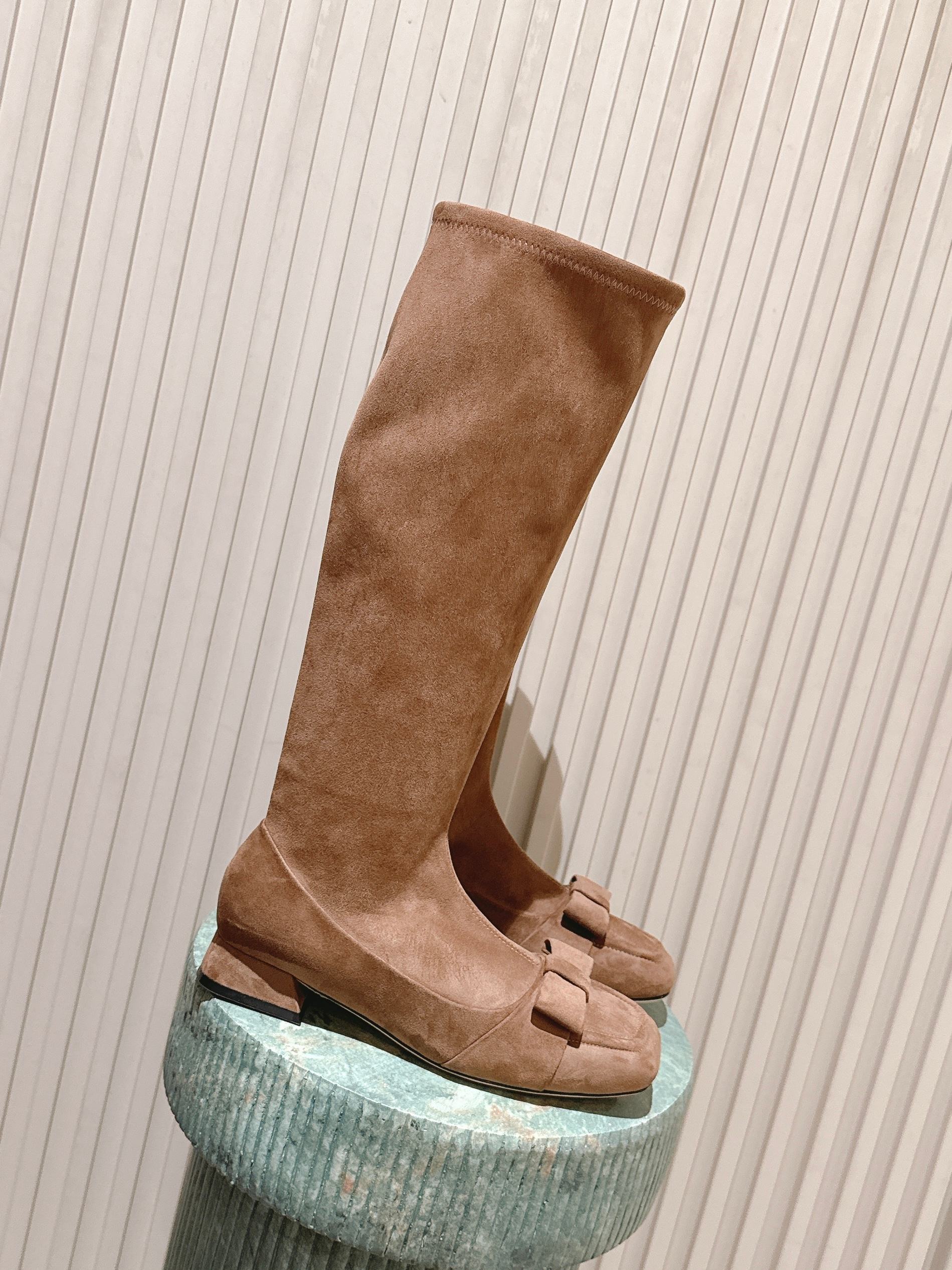 NO:613609,Top version: : TheRo·*25s Early Autumn New Minimalist Square Bow Retro High Boots The bow, a traditional symbol of sweetness, romance and decorative elements, has been 'de-emotionalized'. The intervention of the square strips away the softness and innocence of the bow, giving it a sense of architecture, graphics and rational charm. Minimalist morphological aesthetics!  There are no extra stitches or decorations on the shoe body, maximizing the texture and color of the leather itself. The overall outline is smooth, like a pure canvas. The huge white space on the upper is used to contrast and highlight the visual focus of the square bow, following the design rule of 'less is more'. The elegance provided is not extroverted and coquettish, but restrained and intellectual. Between femininity and fortitude, it is a modern style that is not restricted by gender frames. Material Sheepskin Inner Sheep Lining  Outsole Imported from Italy, genuine leather outsole, shoe size 35-3940, customized, non-returnable, boots, boots, sheepskin, Leather soles19860909顶级版本: : TheRo·*25s 早秋新款 极简主义方形蝴蝶结复古高靴 蝴蝶结这一传统象征着甜美、浪漫与装饰主义的元素,被进行了“去情绪化”处理.方形的介入,剥离了蝴蝶结的柔软与童真,赋予其建筑感、图形感与理性魅力. 极简主义的形态美学！鞋身没有任何多余的缝线或装饰,最大化地突出皮革本身的质感与色泽.整体轮廓流畅,如同一张纯净的画布.通过巨大的鞋面留白,来反衬和突出方形蝴蝶结这一个视觉焦点,遵循了“少即是多”的设计法则. 提供的优雅不是外放的、娇媚的,而是内敛的、知性的.介于柔美与刚毅之间,是一种不受性别框架约束的现代风格. 材质羊皮 内里羊里 大底意大利进口真皮大底 鞋码35-3940定制不退换,靴子,boots,sheepskin,Leather soles,Women's Shoes