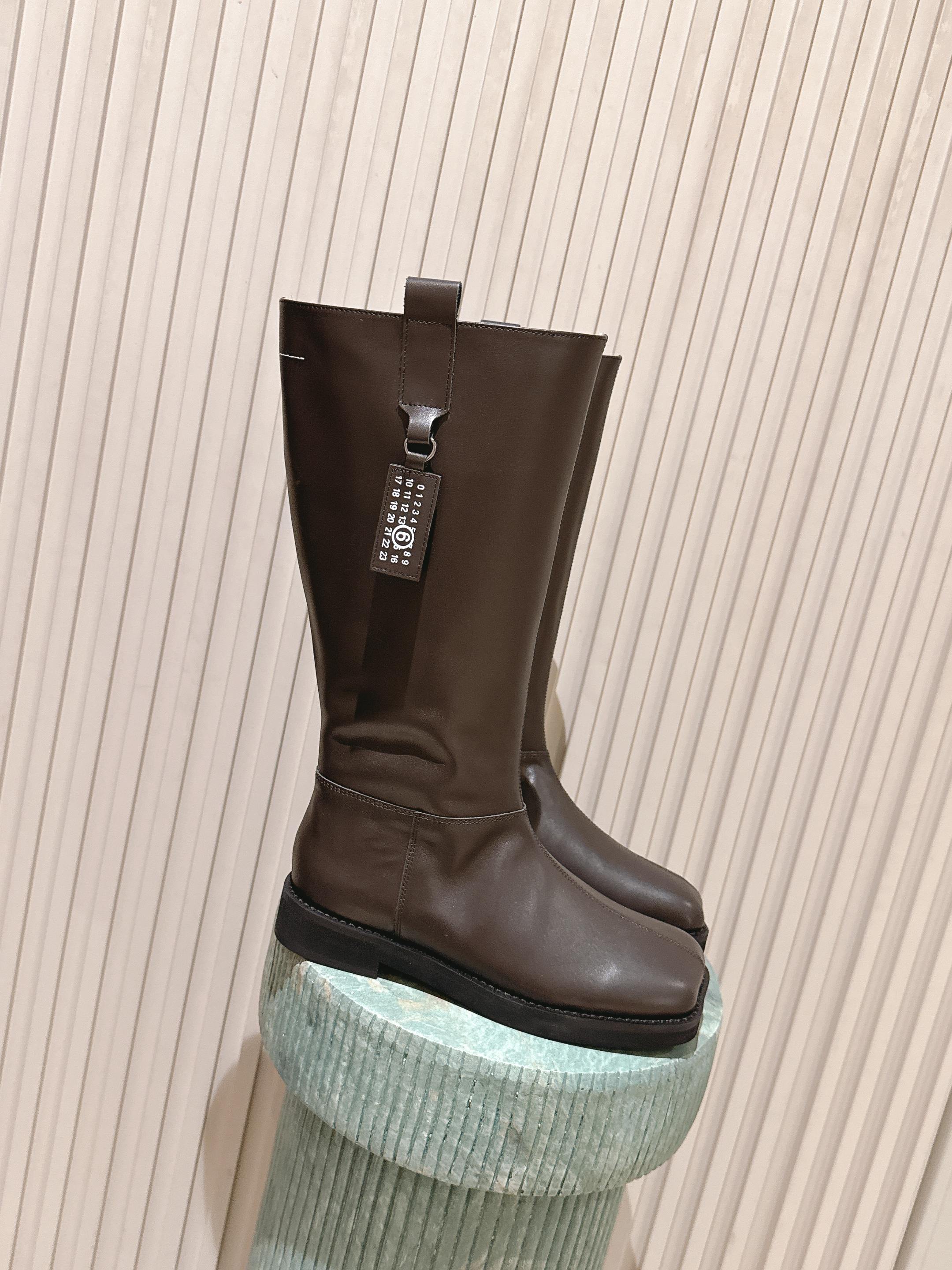 NO:613557,Top version: Yang Jing: Cowhide surface: MM6 25 winter latest high boots. They are super good-looking. The overall design and workmanship materials not only make it have a super texture, but also the wearing comfort is first-class. The classic square toe is paired with stiletto heels. It has a sexy temperament and the upper feet are very flattering to the leg shape!  Upper cowhide, cowhide, lining/feet cowhide, outsole original rubber outsole, size 35~39 (40.41 custom-made, boots, masion margiela, boots, cowhide, sheep19860909顶级版本:羊京:牛皮面: MM6 25冬最新款高筒靴 超好看,整体设计和做工用料,不仅让它的质感超级棒,而且穿着舒适度也是一流的,经典斜方头搭配细高跟,气质性感 上脚非常修饰腿型！ 鞋面牛猄,牛皮 内里/垫脚牛皮 大底原版橡胶大底 码数35～39（40.41订做,靴子,masion margiela,boots,cowhide,sheep,Women's Shoes