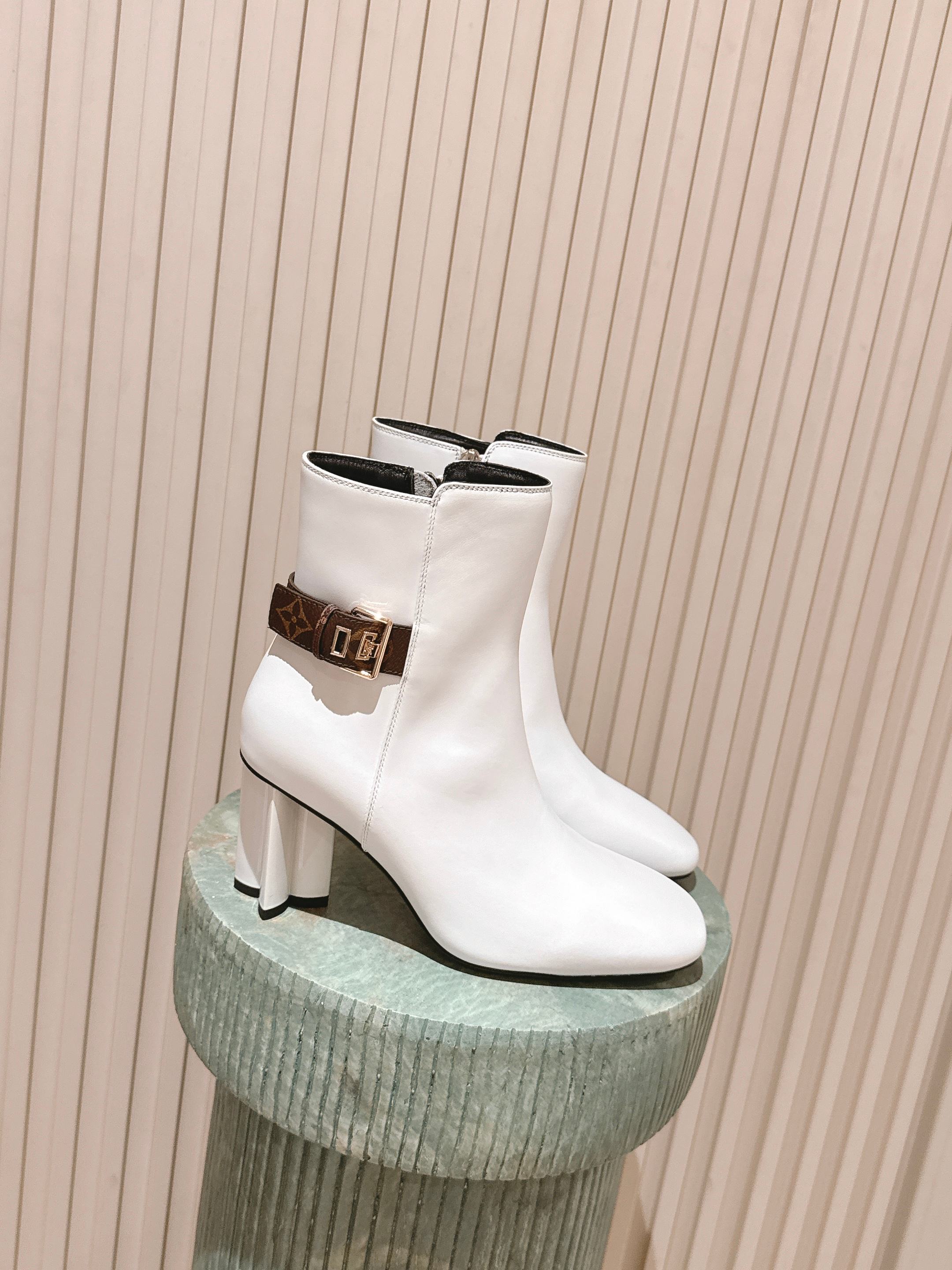 NO:613603,Purchasing agent Louis Vuitton 25ss new autumn and winter simple round-toe calfskin high-heeled short boots. Original last, perfect lines, simple and elegant. The thick heels are comfortable and versatile. They can also elongate the legs to make them taller, slimmer and longer. Louis Vuitton is best at making girls sweet, and it adds seductive sexiness. Material imported from Italy calfskin, lining imported sheepskin, sole Italian genuine leather outsole, heel height 8cm  Size35-39 (40 41 customized, non-returnable), boots, louis vuitton, boots, cowhide, sheepskin, Leather soles19860909代购级 Louis Vuitton 25ss 秋冬新款简约圆头小牛皮高跟短靴 原版套楦,完美的线条,简约大气上脚显气质粗跟舒适百搭 还能拉长双腿显高显瘦显腿长,Louis Vuitton最擅长的女生甜美,更是添加了诱惑的性感 面料意大利进口小牛皮 内里进口羊皮 鞋底意大利真皮大底 跟高8cm Size35-39（40 41 订做不退换）,靴子,louis vuitton,boots,cowhide,sheepskin,Leather soles,Women's Shoes