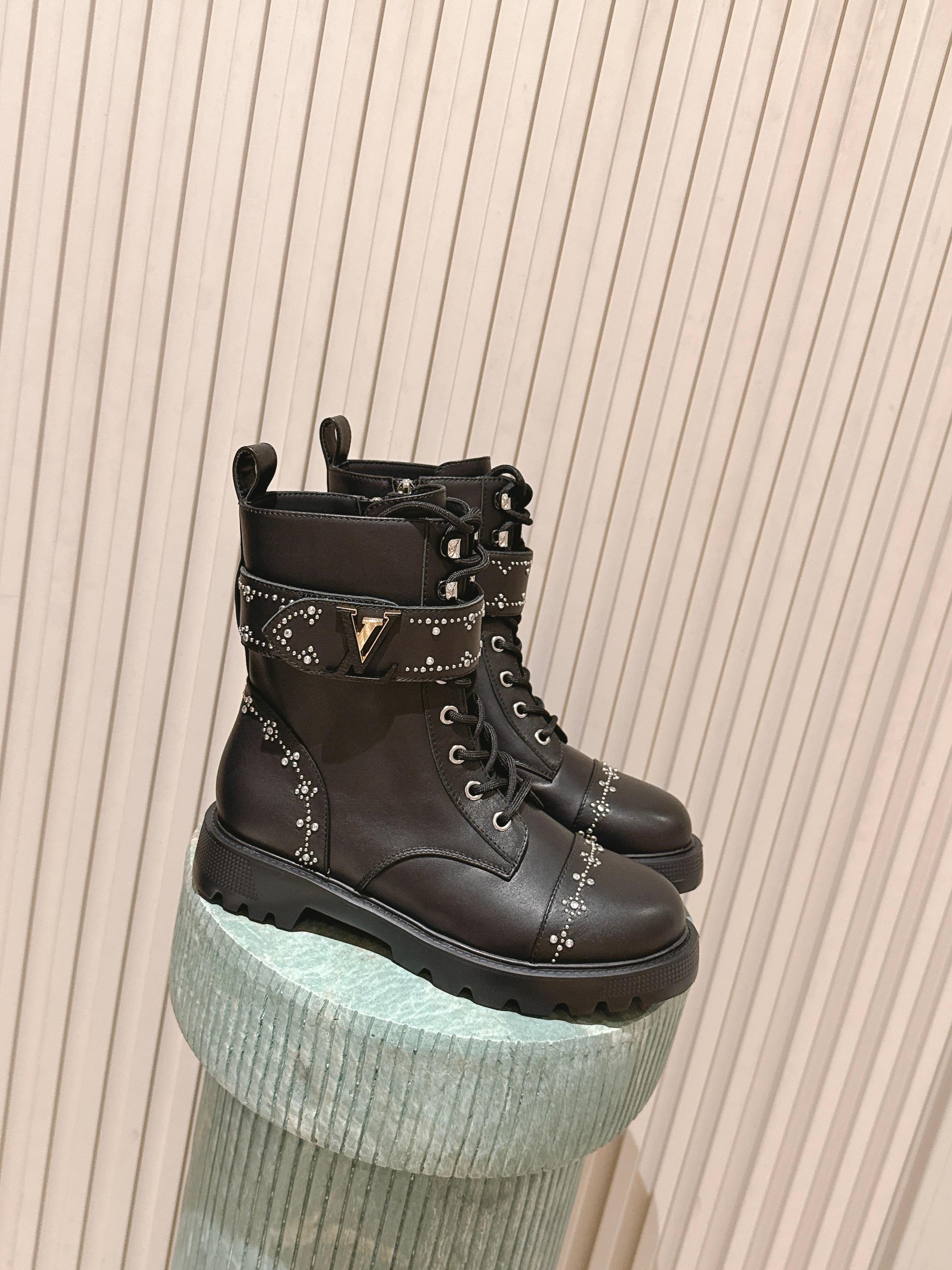 NO:613533,Purchasing agent Louis Vuitton 25ss new autumn and winter Time out + Sneakerina combination thick-soled boots. Military boots are super good-looking! If you can’t accept Sneakerina thin-soled shoes Time Out’s thick sole + heightening Sneakrina’s exterior design, it’s great to have two designs at once. Original last, perfect lines, simple and elegant upper foot, thick heel, comfortable and versatile. Material imported from Italy calfskin, lining imported sheepskin, sole original molded outsole Size 35-39 (40 41 custom-made, non-refundable), boots, louis vuitton,boots,cowhide,sheepskin19860909代购级 Louis Vuitton 25ss 秋冬新款Time out + Sneakerina結合版厚底靴 軍靴超級好看！如果不能接受sneakerina 薄底鞋 Time out的厚底+增高 Sneakrina的外型設計 一次擁有兩種設計,太棒了吧 原版套楦,完美的线条,简约大气上脚显气质粗跟舒适百搭 面料意大利进口小牛皮 内里进口羊皮 鞋底原版开模大底 Size35-39（40 41 订做不退换）,靴子,louis vuitton,boots,cowhide,sheepskin,Women's Shoes