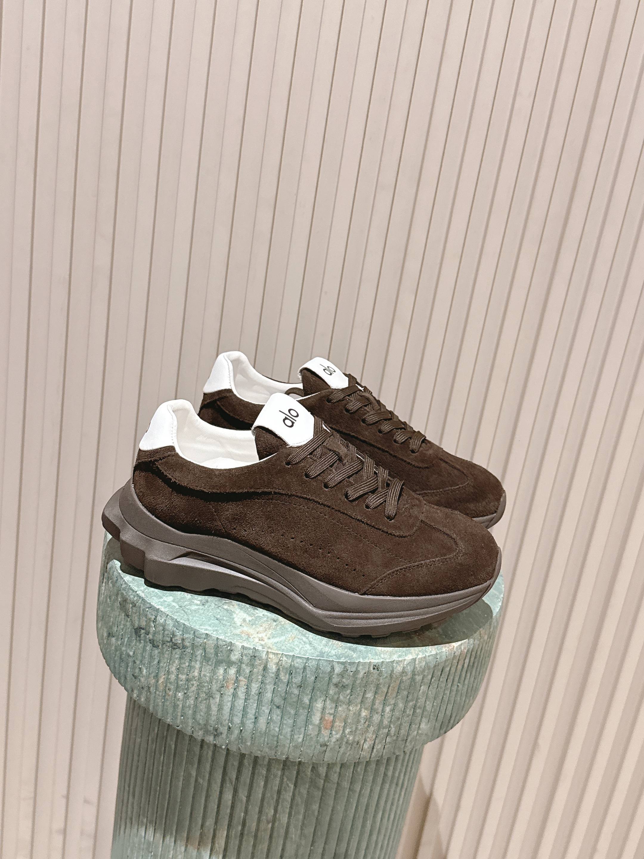 NO:613545,Purchasing agent alo25s new spring and summer thick sole comfortable couple model casual sports running yoga shoes alo understands girls better than Nike!  Super versatile on the feet!  And super comfortable!  It’s a thick-soled model but not heavy on the feet at all!  Very light!  It looks even better with socks!  And it’s the same model recommended by celebrities~the upper toes are taller and the legs are slimmer!  It’s super suitable for us little girls~ The overall shoe also has a classic color-blocking and contrasting design with a delicate leather texture on the upper!  !  Material original open mold suede outsole IP foam ultra-clear material bottom sheet rubber non-slip Size#Female 35-40 (Female 40 is custom-made and non-returnable) #Male 39-45 (Male 45 is custom-made and non-returnable), casual shoes/sports shoes, sneakers, chamois leather19860909代购级 alo25s 春夏新款 厚底舒适 情侣款 休闲 运动跑步瑜伽鞋 alo比耐克更懂女生！上脚超级百搭！而且超级舒适！是厚底款但是上脚一点都不沉重！ 非常轻便！套上袜套搭配更好看！而且还是明星同款推荐～上脚增高显腿细！ 超级适合我们小个子女生～鞋子整体也是经典的拼色撞色设计搭配鞋面细腻的真皮纹路肌理感！！ 材质原版开模麂皮 大底IP发泡超清料底片橡胶防滑 Size#女35-40（女40订做不退换） #男39-45（男45订做不退换）,休闲鞋/运动鞋,sneakers,chamois leather,Women's Shoes