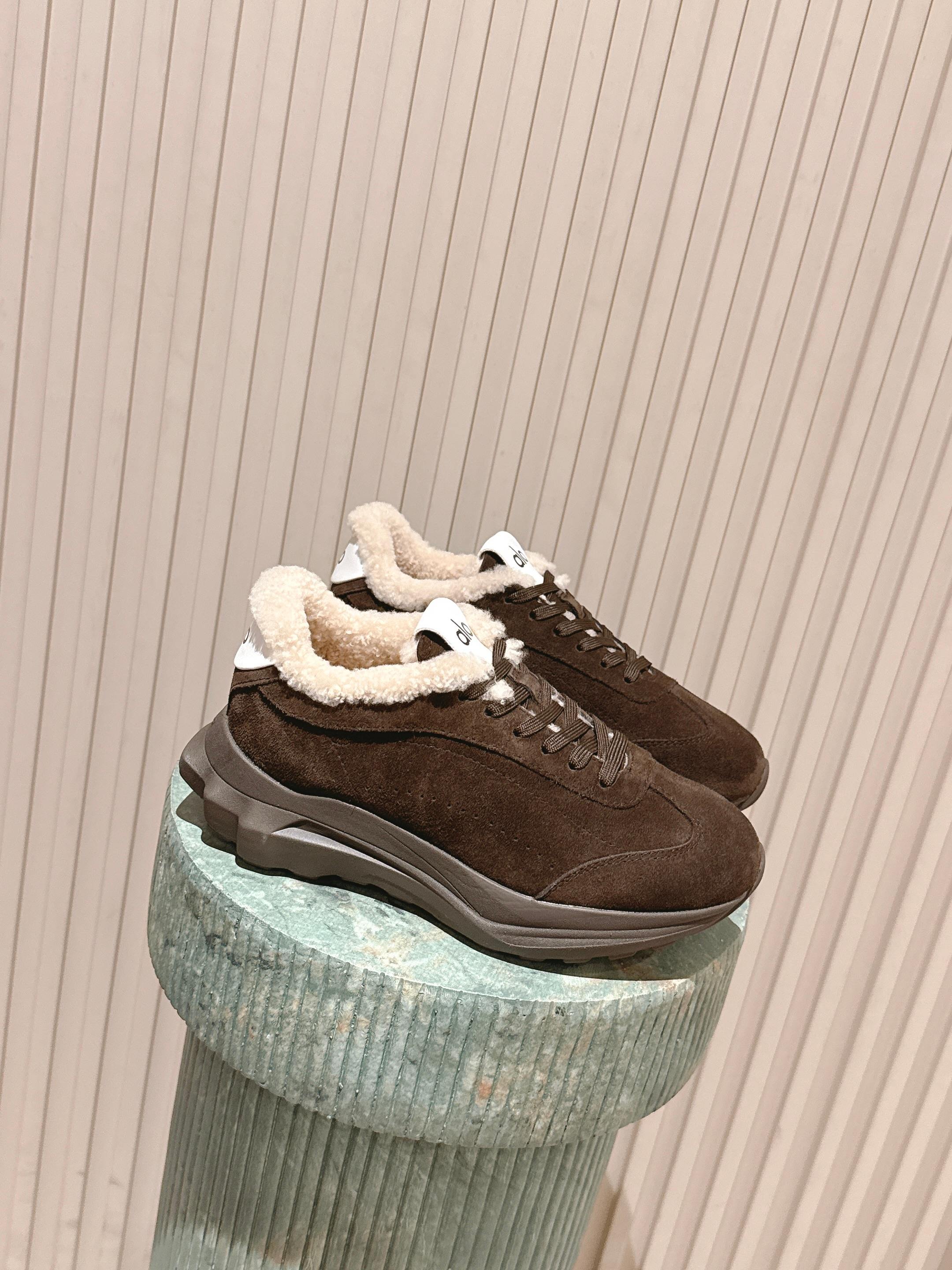 NO:613537,Purchasing agent alo25s new spring and summer thick sole comfortable couple model casual sports running yoga shoes alo understands girls better than Nike!  Super versatile on the feet!  And super comfortable!  It’s a thick-soled model but not heavy on the feet at all!  Very light!  It looks even better with socks!  And it’s the same model recommended by celebrities~the upper toes are taller and the legs are slimmer!  It’s super suitable for us little girls ~ The overall shoe also has a classic color-blocking and contrasting design with a delicate leather texture on the upper!  !  Material original open mold suede outsole IP foam ultra-clear material bottom sheet rubber non-slip Size#Female 35-40 (Female 40 is custom-made and non-returnable) #Male 39-45 (Male 45 is custom-made and non-returnable), casual shoes/sports shoes, sneakers, chamois leather19860909代购级 alo25s 春夏新款 厚底舒适 情侣款 休闲 运动跑步瑜伽鞋 alo比耐克更懂女生！上脚超级百搭！而且超级舒适！是厚底款但是上脚一点都不沉重！ 非常轻便！套上袜套搭配更好看！而且还是明星同款推荐～上脚增高显腿细！ 超级适合我们小个子女生～鞋子整体也是经典的拼色撞色设计搭配鞋面细腻的真皮纹路肌理感！！ 材质原版开模麂皮 大底IP发泡超清料底片橡胶防滑 Size#女35-40（女40订做不退换） #男39-45（男45订做不退换）,休闲鞋/运动鞋,sneakers,chamois leather,Women's Shoes