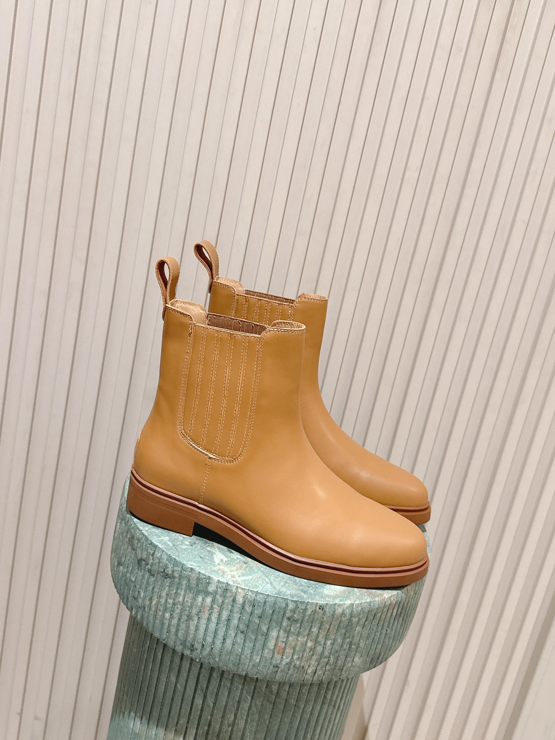 NO:613596,Top version Loro Piana LP 55s new autumn and winter Horseriding ankle boots elastic band Chelsea short boots This one is from Loro  The Horseriding ankle boots of the Highlands capsule series are made of smooth cow leather, condensing the elegant essence of riding boots into a shorter and easier to match style. With side elastic straps and heel tabs, they are easy to put on and take off without losing a sense of structure. Whether as a stand-alone equestrian style embellishment, or worn with matching leggings, it is an exquisite choice for the changing seasons. Upper cow leather, lining foot cowhide  Original molded rubber outsole, size 35-39 (40.41 custom-made, non-returnable), boots, loro piana, loro piana, boots, cowhide19860909顶级版本 Loro Piana 诺悠翩雅 LP 55s秋冬新款 Horseriding 踝靴松紧带切尔西短靴 这款来自Loro Highlands胶囊系列的Horseriding踝靴,采用光滑的牛皮革材质,将骑马靴造型的优雅精髓浓缩于更短、更易搭配的款式之中.搭配侧边松紧带与后跟拉袢,便于轻松穿脱,同时又不失结构感.无论是作为独立的马术风格点缀单品,还是与配套的护腿套搭配穿着,它都是换季时节的精致之选. 鞋面牛皮 内里垫脚牛皮 鞋底原版开模橡胶大底 码数35-39（40.41定做不退换）,靴子,loro piana,loro piana,boots,cowhide,Women's Shoes