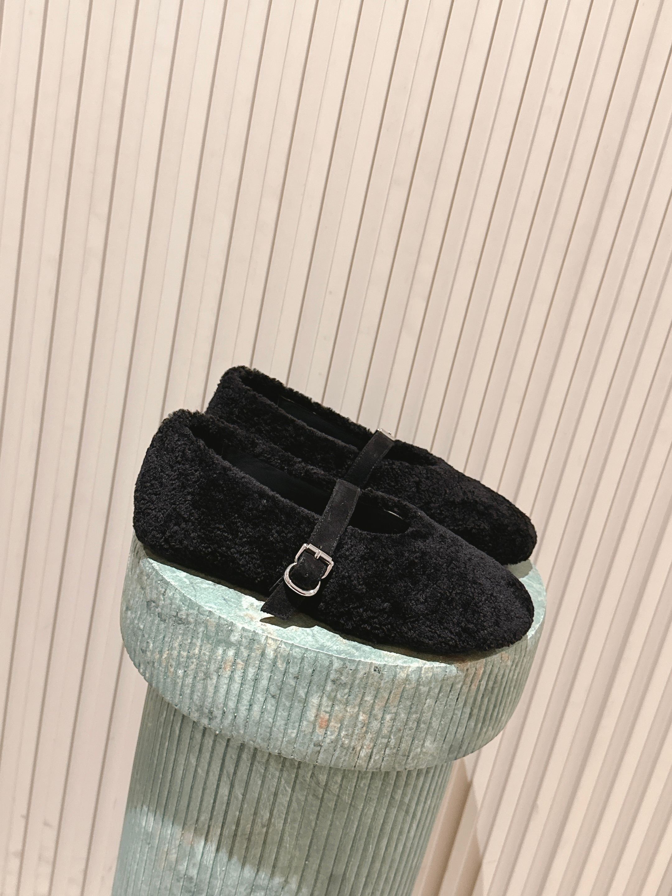 NO:613549,The top version of ALAIA lamb wool French ballet shoes, wool-top Mary Jane flat shoes, old money style. Ballet flats, which originally had a more feminine and romantic atmosphere, use suede uppers. The traditional ballet style has more possibilities and can be combined with contemporary fashion. Feminine ballet elements can be more than one style. A combination of hardness and softness, elegance and power, is the best way to open ballet shoes. Every detail shows French sophistication.  The perfect blend of cuteness and slim legs allows you to enjoy warmth while exuding charming charm in the cold winter. The surface is made of soft and delicate suede, which feels as warm as the warm sun in winter. The lambswool lining is not only soft to the touch, but also fills the winter atmosphere. Every step feels like stepping on clouds. Wool upper, sheepskin lining, and original open-molded rubber outsole.  Size 35-39 (40.41.42 custom-made, non-returnable), ballet shoes, alaia, mary jane, flats, sheepskin, chamois leather19860909顶级版本 ALAIA阿莱亚 羊羔毛法式芭蕾舞鞋羊毛面玛丽珍平底单鞋老钱风 原本更具有柔美浪漫气息的芭蕾平底鞋采用麂皮绒鞋面,传统的芭蕾风格具有了更多施展的可能性,也更能与当代时尚结合. 女性气质十足的芭蕾元素可不只一种风格,刚柔并济,既优雅又有力量,才是芭蕾舞鞋最好的打开方式.每一处细节都彰显着法式精致. 将可爱与显腿细完美融合 让你在寒冷的冬日 既能享受温暖 又能散发迷人魅力 面采用柔软细腻的麂皮绒 触感如同冬日里的暖阳般温暖 羊羔毛内里 不仅触感柔软 更将冬日氛围拉满 每一步都像是踩在云朵上 鞋面羊毛 内里垫脚羊皮 鞋底原版开模橡胶大底 码数35-39（40.41.42定做不退换）,芭蕾舞鞋,alaia,mary jane,flats,sheepskin,chamois leather,Women's Shoes