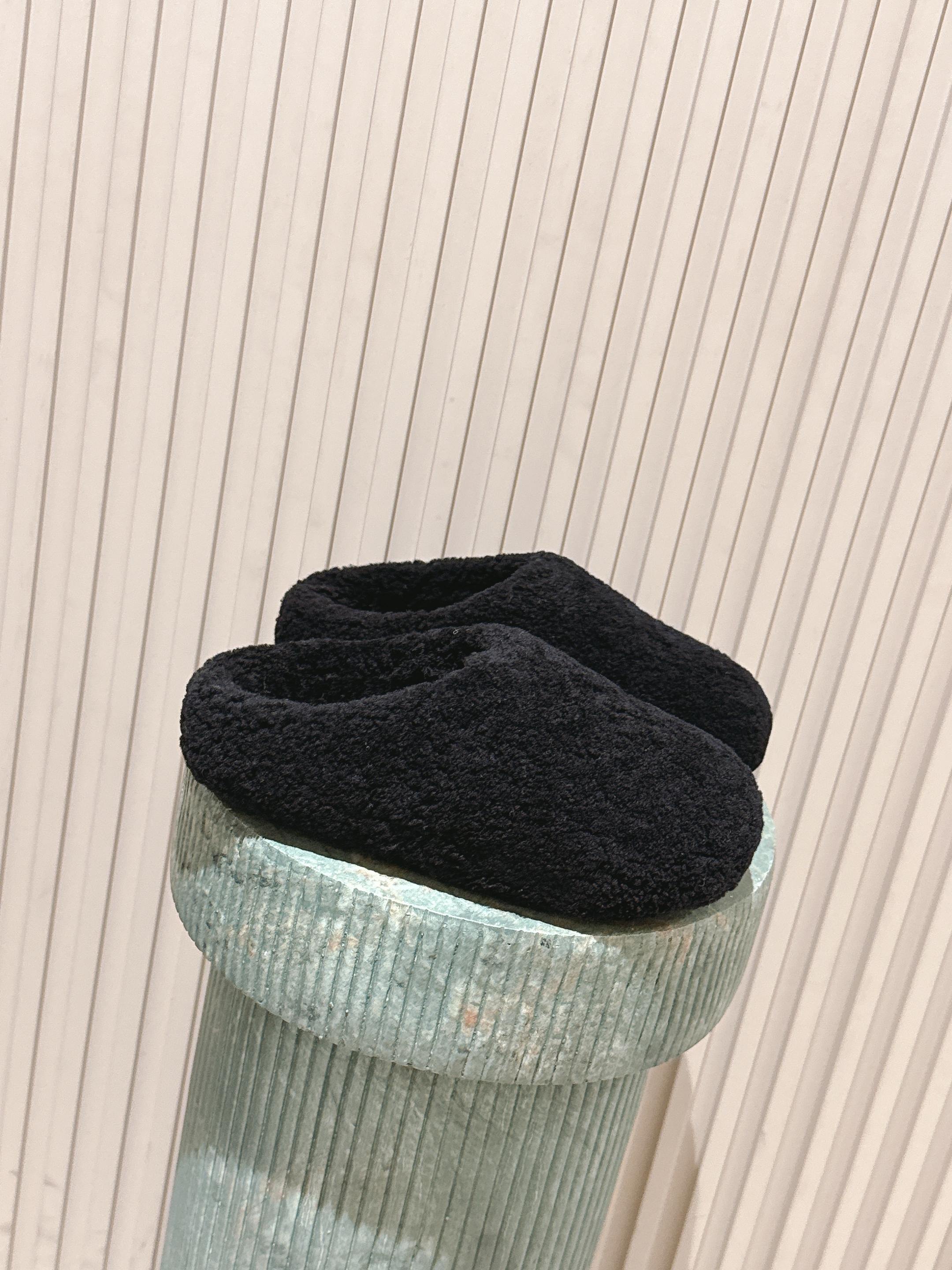 NO:613591,Top version: new colors from niche fashion brands!  The Row25ss new warm and lazy lamb wool toe cap flat bottom for autumn and winter. Four seasons fashionable and casual trend, simple deep-mouthed mule drag. This half drag is suitable for casual matching with essential artifacts in all seasons. Yoga pants are very fashionable and stylish. They are very comfortable and stretchy like stepping on the feet!  Warm and stylish!  A must-have artifact for autumn and winter!  The upper is made of fidelity lamb wool, the lining is made of fidelity lamb wool, the original molded rubber outsole, the code number: 35-40 (customized for 40, non-refundable), comes with original packaging, semi-slip fur shoes19860909顶级版本:小众潮牌新色！The Row25ss秋冬新款保暖懒人羊羔毛包头平底 四季时尚休闲潮流简约深口穆勒拖 ,这款半拖适合四季必备神器随意搭配,瑜伽裤,都非常时尚洋气 ,上脚就像踩感一样非常舒适Q弹 ！保暖又时髦！秋冬必备神器！ 鞋面采用保真羊羔毛 内里垫脚保真羊羔毛 原版开模橡胶大底 码数:35-40（40定做不退换） 配原版包装,半拖毛毛鞋,Women's Shoes