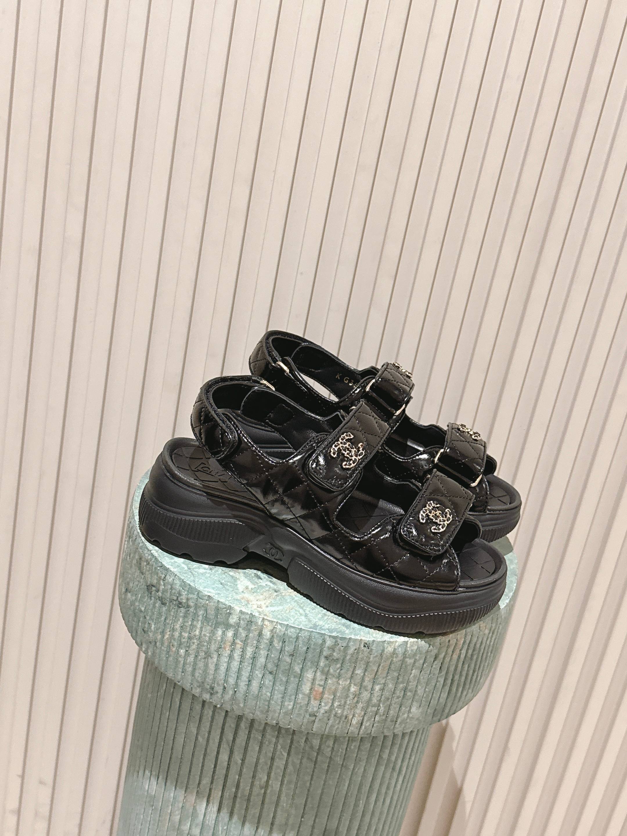 NO:613572,Sandals * a big hit!  | 6 counter [authentic grade] version!  !  New sandals series!  Hot items every spring and summer, new colors are constantly added. Italian imported embroidered cloth calfskin Upper: imported cowhide stitching embroidery Foot pads: sheepskin outsole Original fixed sole Heel height about 5Cm Size 35-39 (34 40 41 customized) Full set of counter synchronized gift box bags, slippers and sandals, sandals, slippers, cowhide, sheepskin19860909凉鞋 * 大爆款！| 6 专柜【正品级】版本！！凉拖系列上新！每年春夏的爆款,不断增加新色.意大利进口刺绣布面小牛皮 鞋面: 进口牛皮拼接刺绣 垫脚:羊皮 大底原版定型底 跟高 大约5Cm 码数35-39(34 40 41 定做) 全套专柜同步礼盒包,拖鞋凉鞋,sandals,slippers,cowhide,sheepskin,Women's Shoes