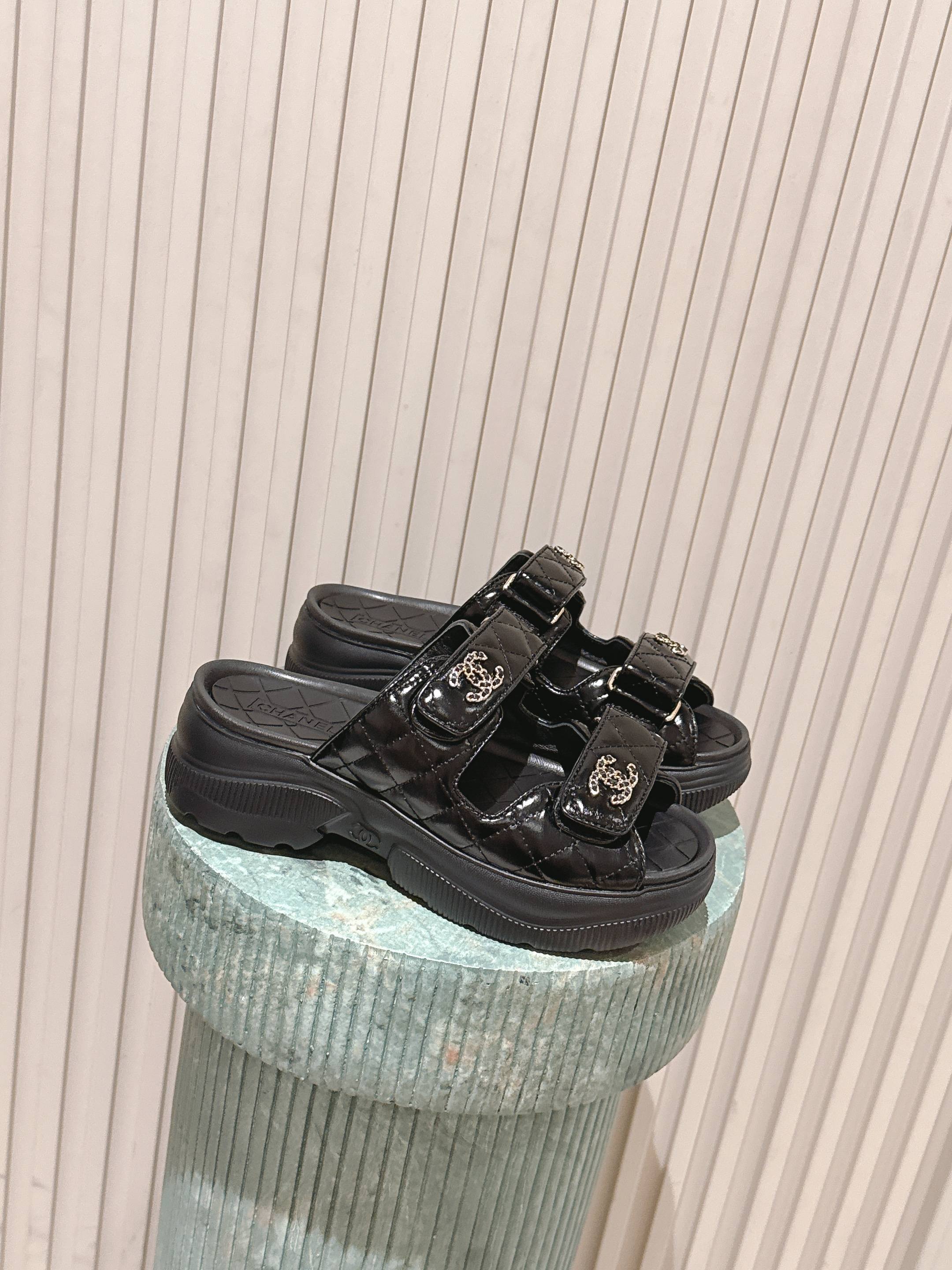 NO:613578,Slippers * a big hit!  | 6 counter [authentic grade] version!  !  New sandals series!  Hot items every spring and summer, new colors are constantly added. Italian imported embroidered cloth calfskin Upper: imported cowhide stitching embroidery Foot pads: sheepskin outsole Original fixed sole Heel height about 5Cm Size 35-39 (34 40 41 customized) Full set of counter synchronized gift box bags, slippers and sandals, sandals, slippers, cowhide, sheepskin19860909拖鞋 * 大爆款！| 6 专柜【正品级】版本！！凉拖系列上新！每年春夏的爆款,不断增加新色.意大利进口刺绣布面小牛皮 鞋面: 进口牛皮拼接刺绣 垫脚:羊皮 大底原版定型底 跟高 大约5Cm 码数35-39(34 40 41 定做) 全套专柜同步礼盒包,拖鞋凉鞋,sandals,slippers,cowhide,sheepskin,Women's Shoes